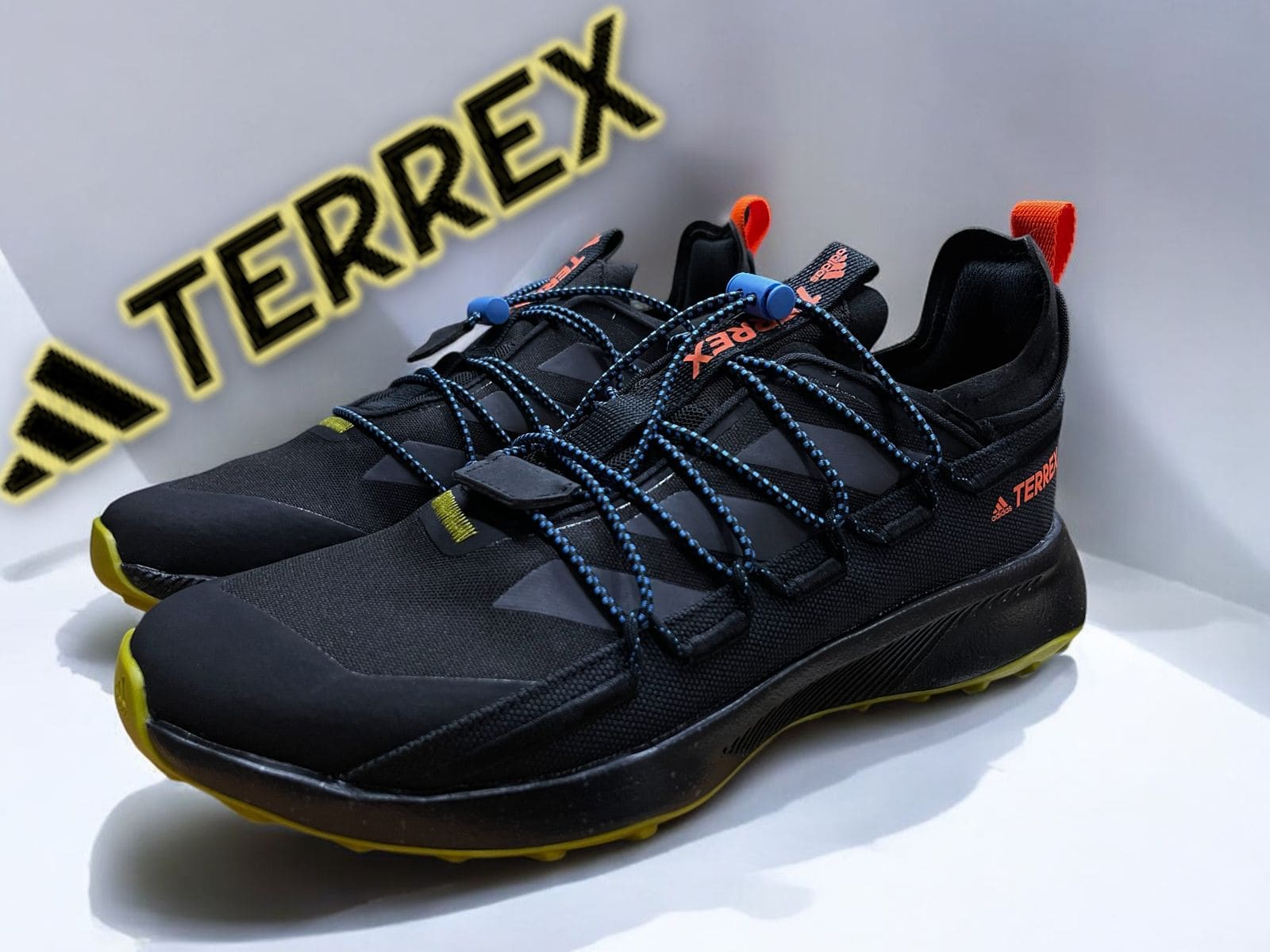Adidas Terrex Voyager 21 Canvas 'Black Orange Gum' (GX8676) – Zapatillas de senderismo en negro con detalles en naranja y suela de goma, diseñadas para aventuras al aire libre.