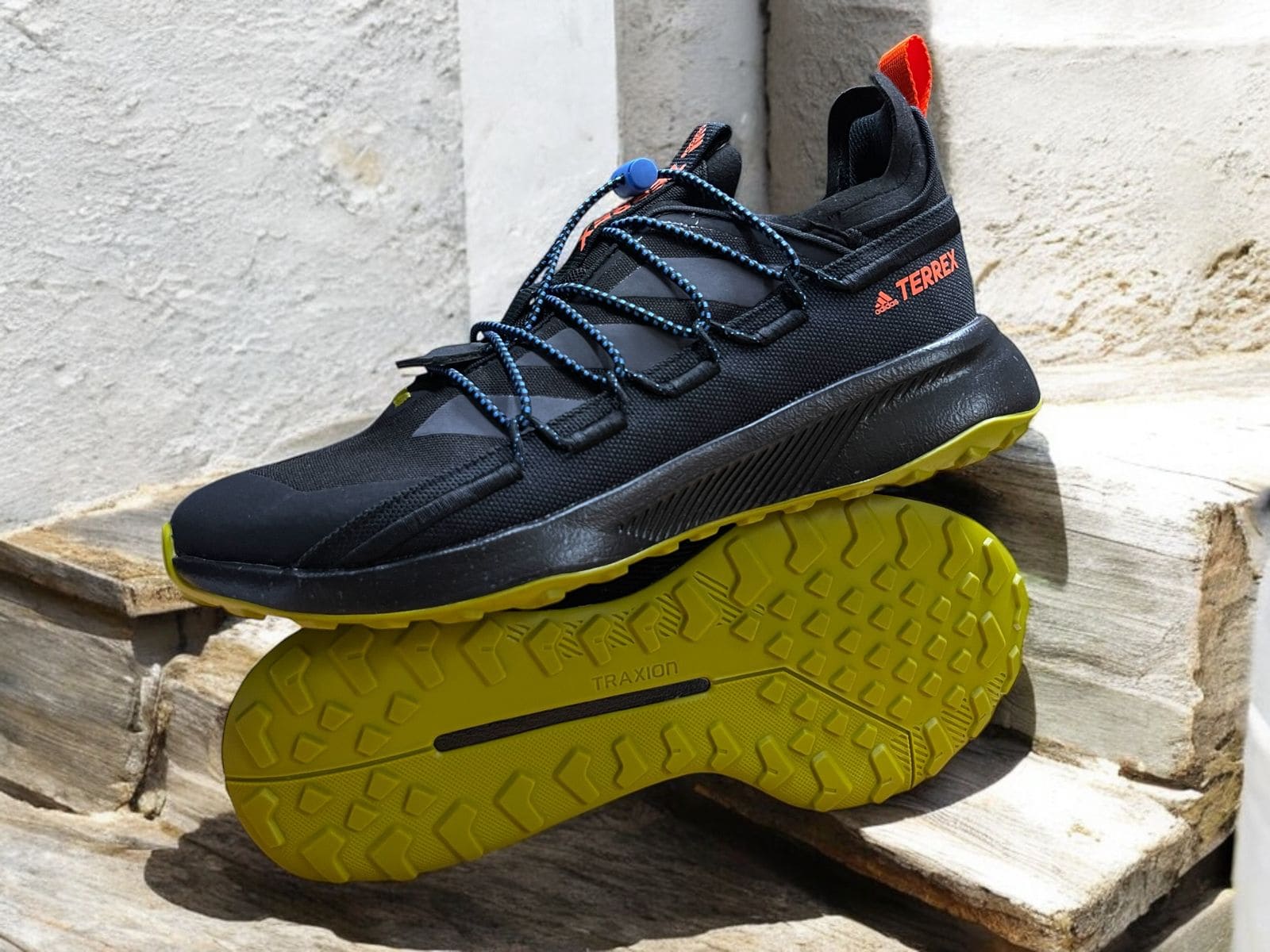 Adidas Terrex Voyager 21 Canvas 'Black Orange Gum' (GX8676) – Zapatillas de senderismo en negro con detalles en naranja y suela de goma, diseñadas para aventuras al aire libre.