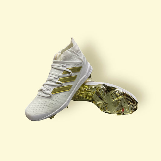 Zapatillas de béisbol Adizero Afterburner 8 NWV en blanco y dorado, ligeras y transpirables, diseñadas para velocidad y tracción óptima en el campo