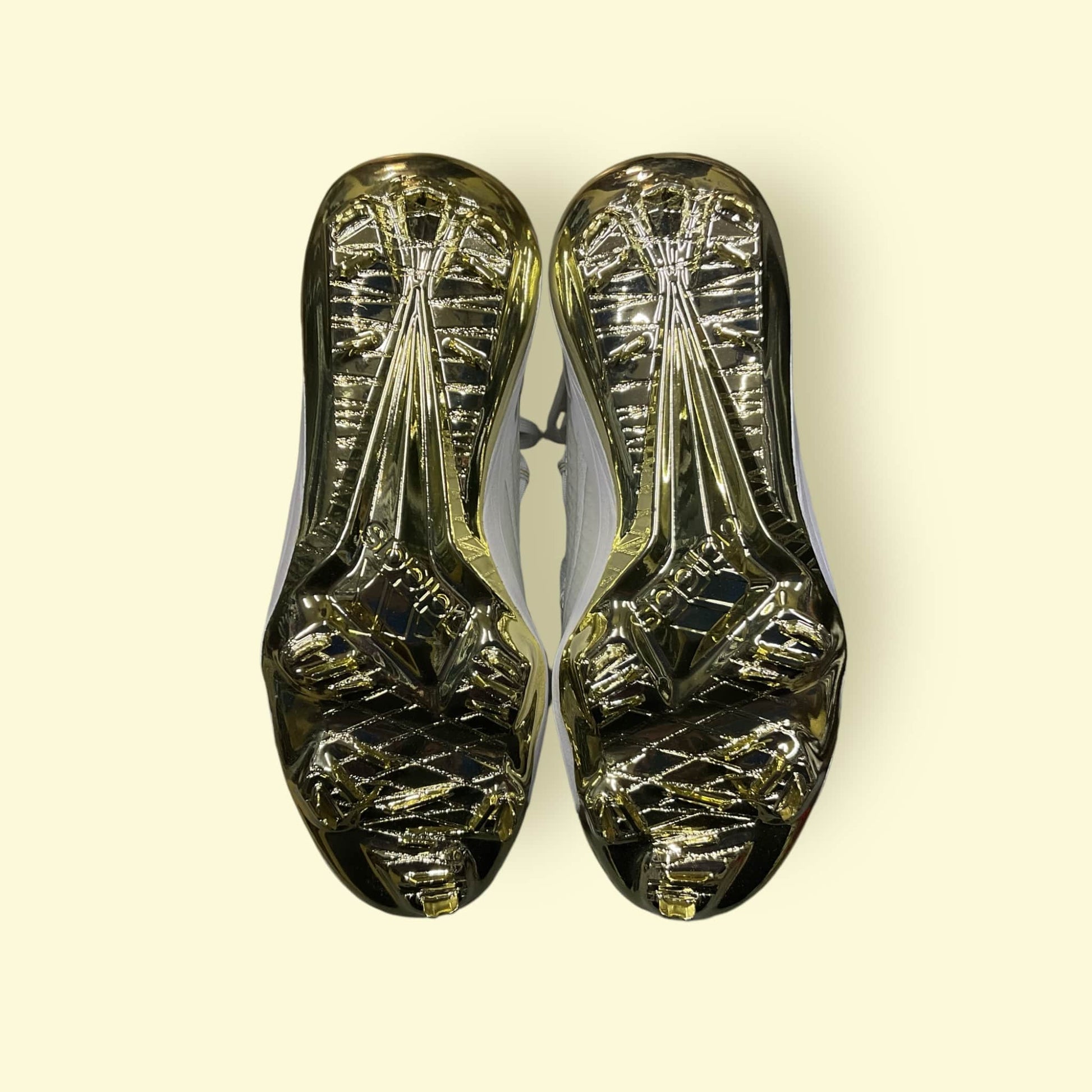 Zapatillas de béisbol Adizero Afterburner 8 NWV en blanco y dorado, ligeras y transpirables, diseñadas para velocidad y tracción óptima en el campo