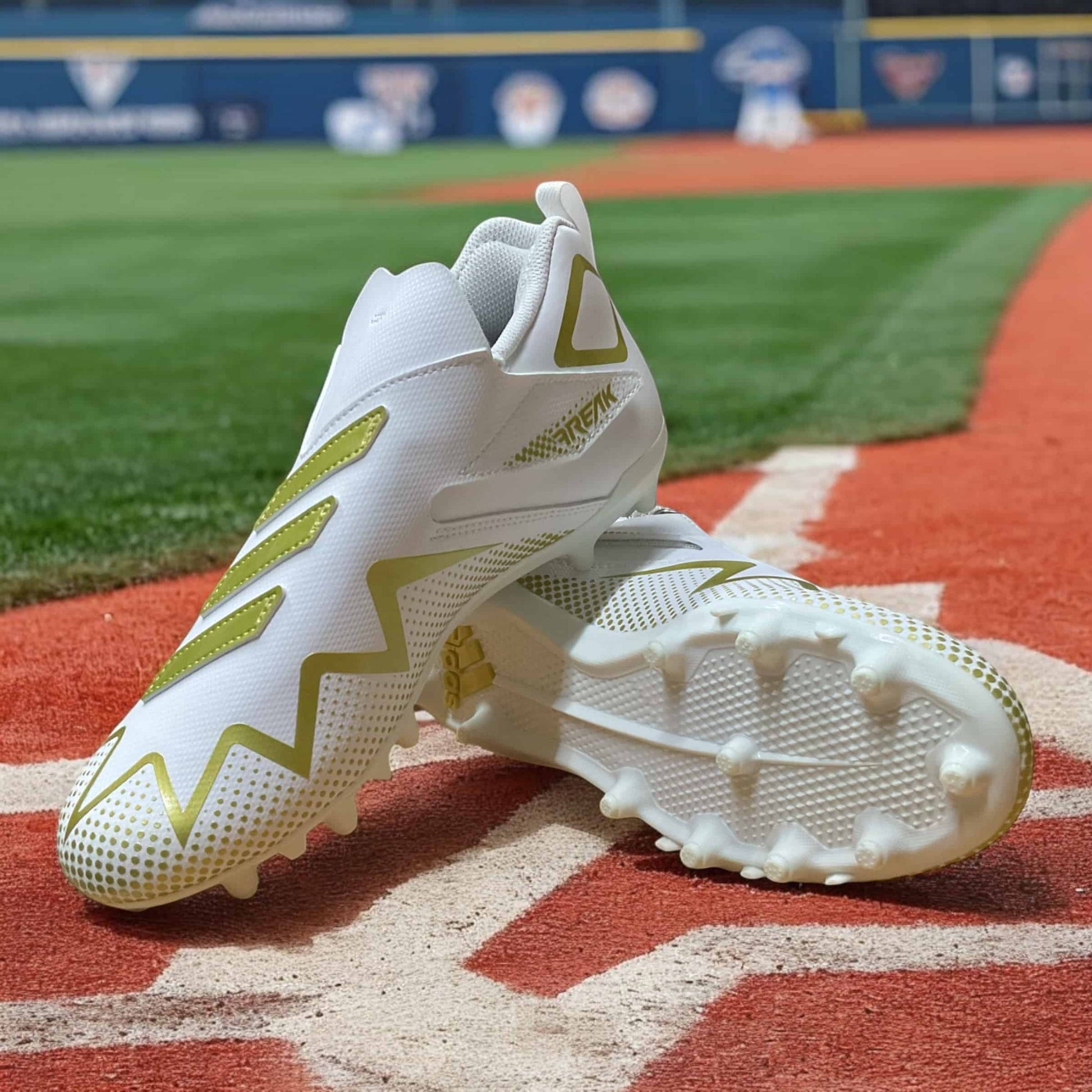 Botines Freak Spark Jr, calzado deportivo blanco y dorado, zapatos de fútbol y béisbol para jóvenes jugadores