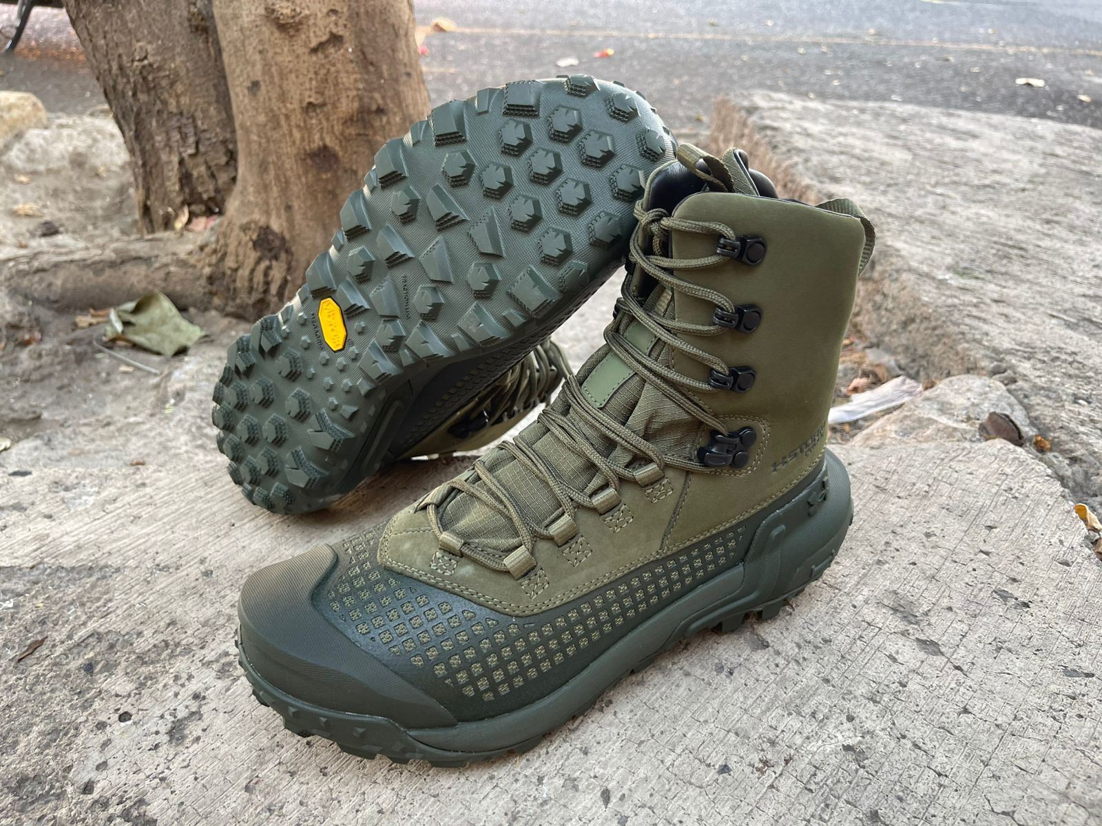 Under Armour HOVR Raider verde – Zapatilla de alto rendimiento con tecnología HOVR, amortiguación reactiva y diseño versátil para entrenamiento y uso diario