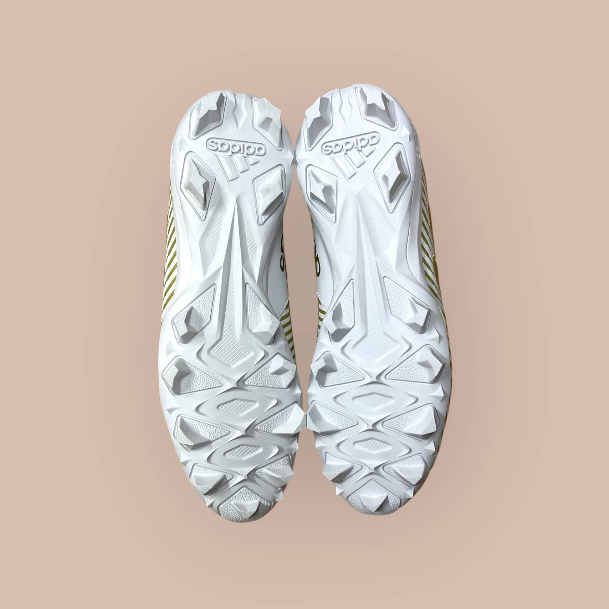 Botines Freak MD 2.0 blanco y dorado parajugadores de fútbol y béisbol