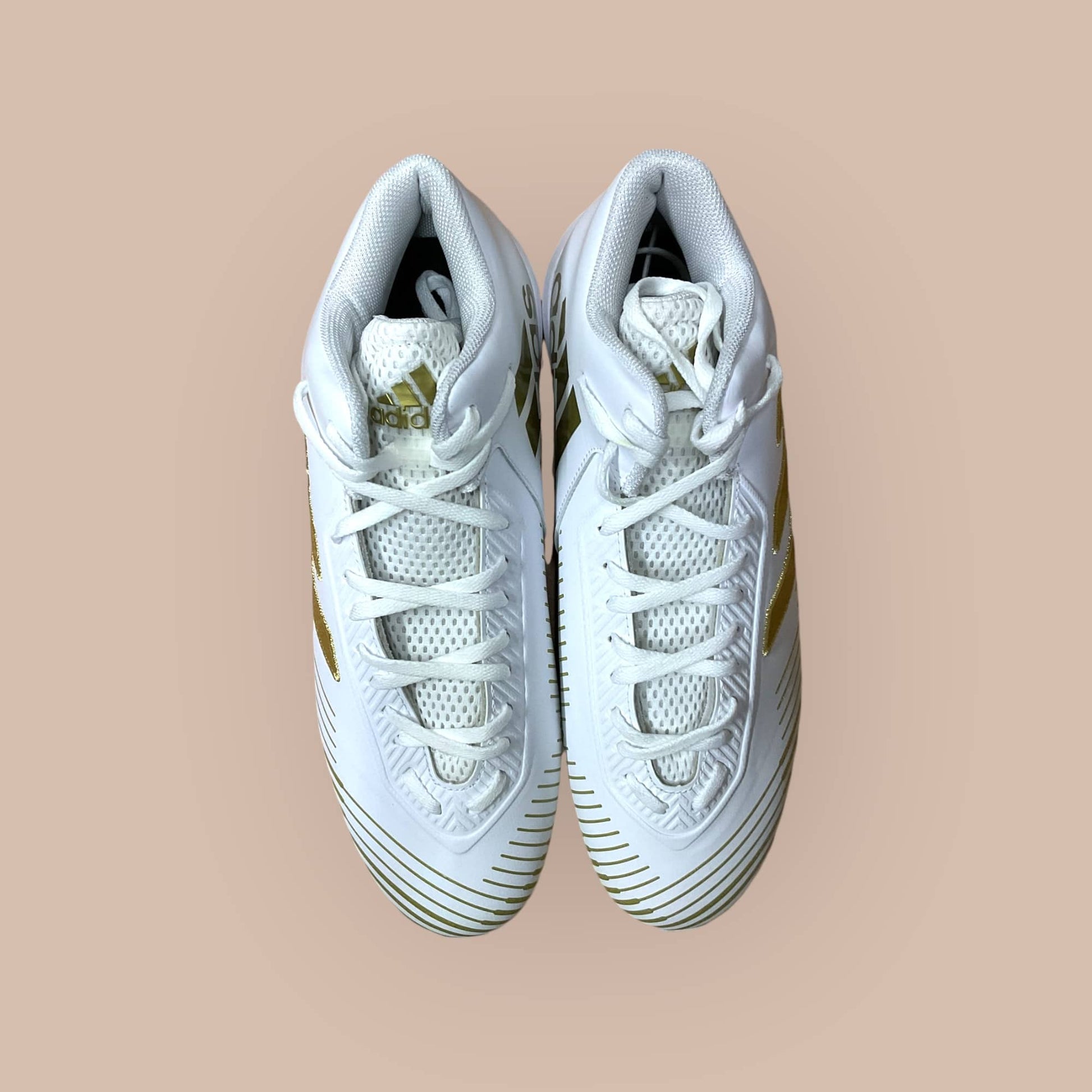 Botines Freak MD 2.0 blanco y dorado parajugadores de fútbol y béisbol