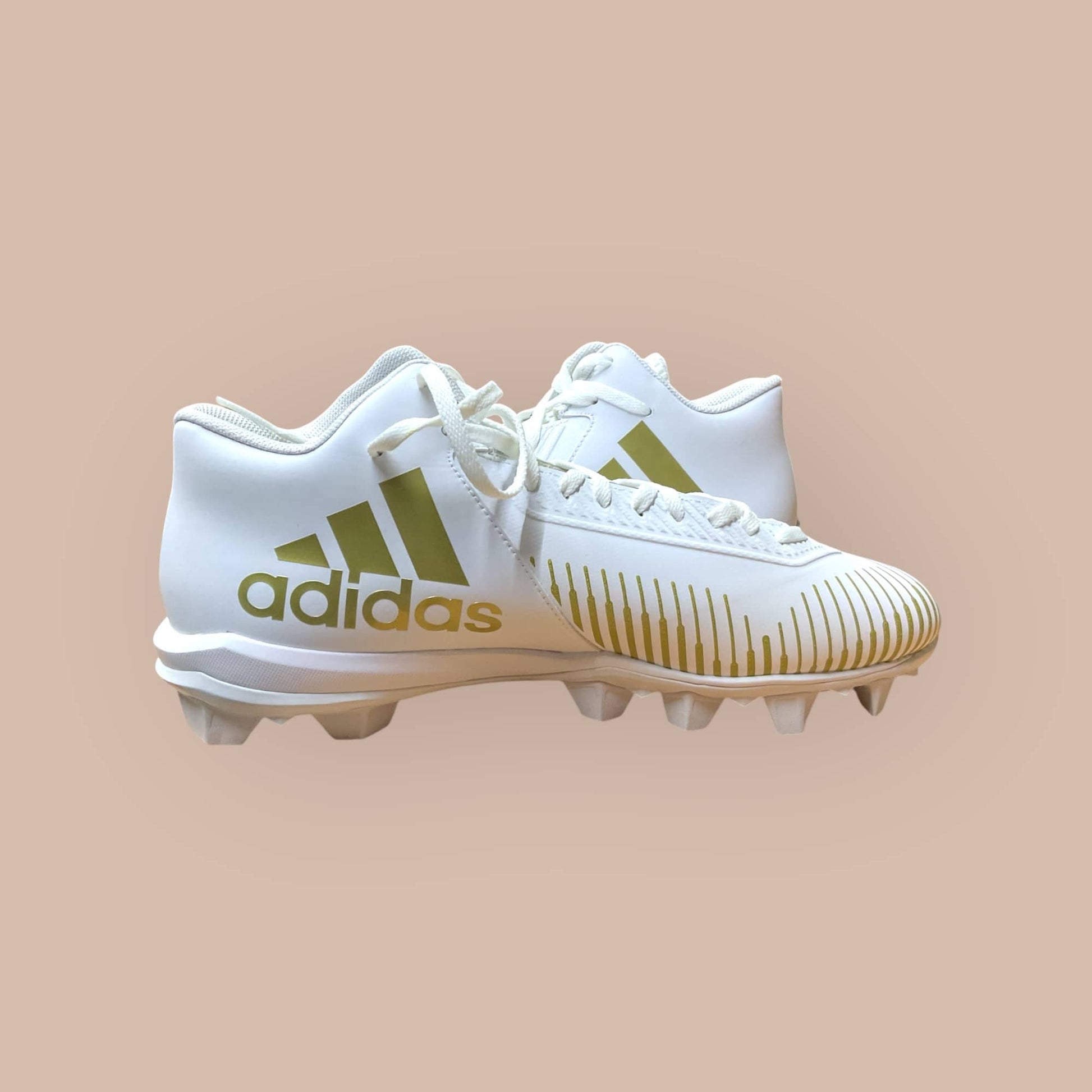 Botines Freak MD 2.0 blanco y dorado parajugadores de fútbol y béisbol