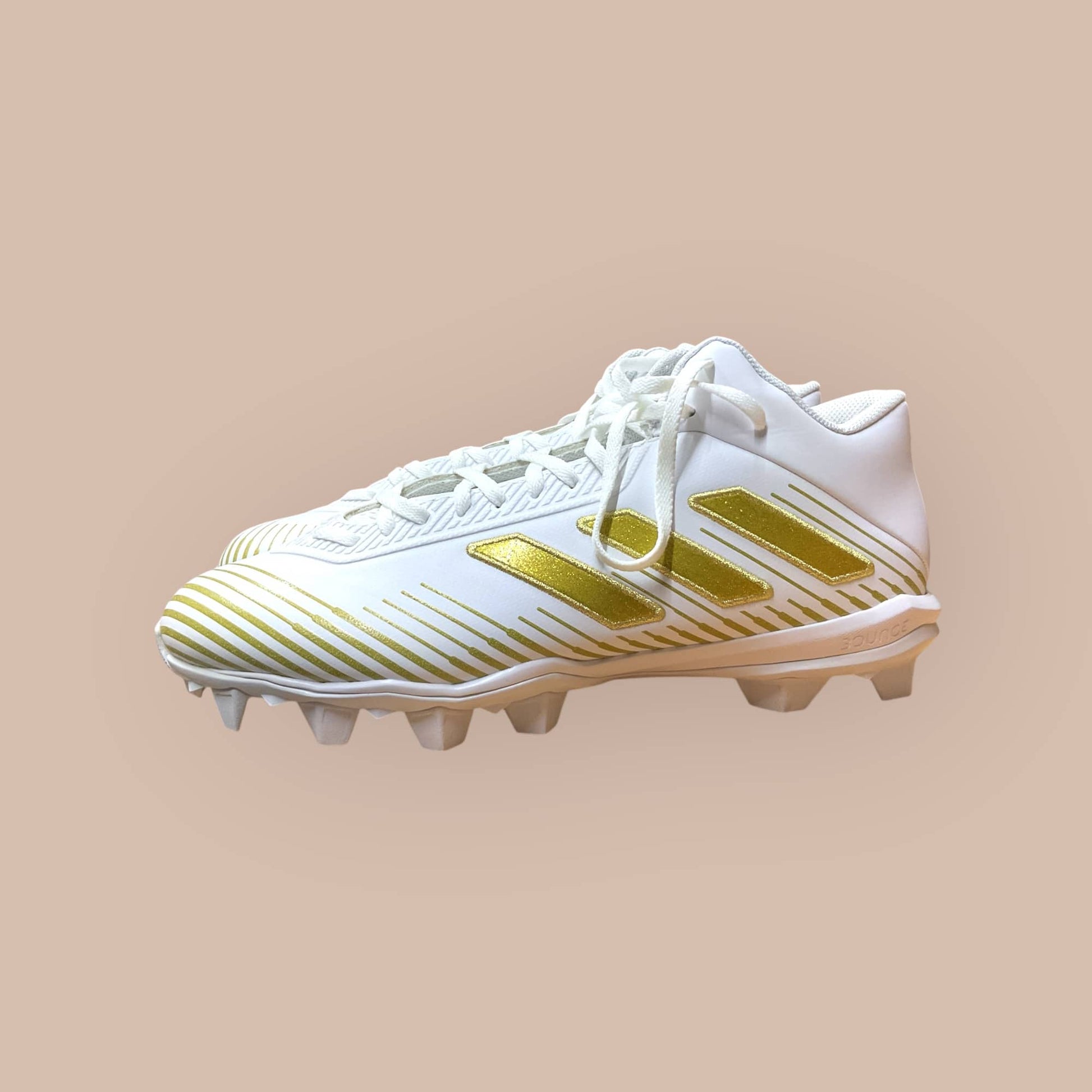 Botines Freak MD 2.0 blanco y dorado parajugadores de fútbol y béisbol