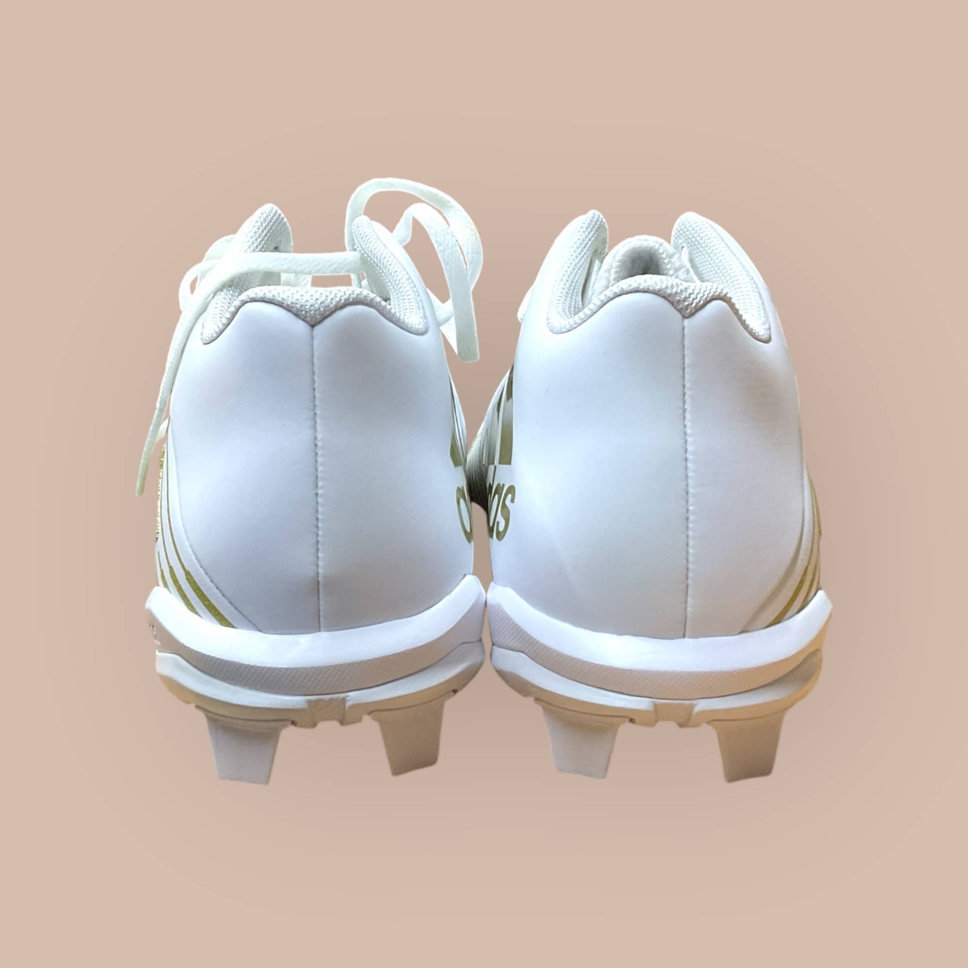 Botines Freak MD 2.0 blanco y dorado parajugadores de fútbol y béisbol