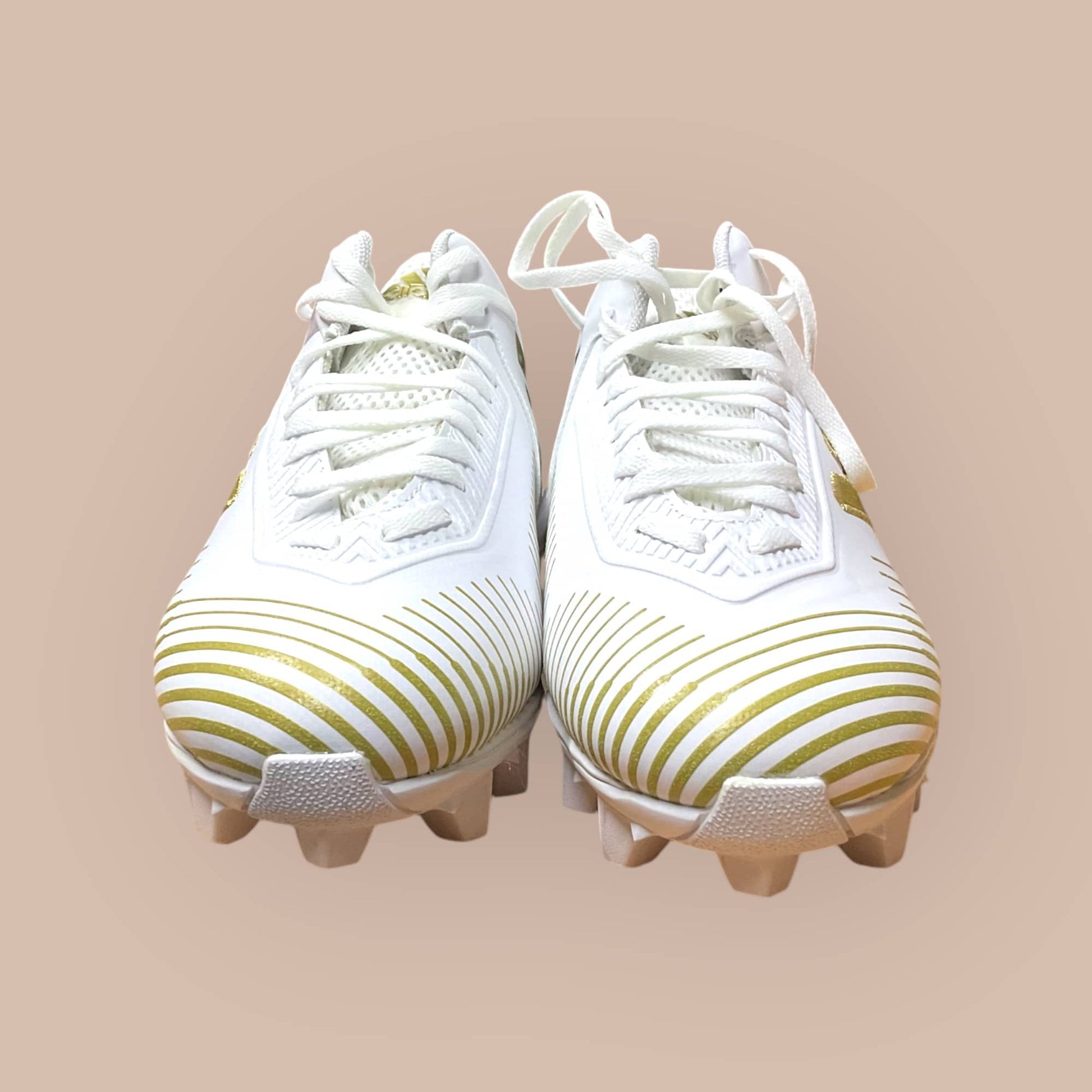 Botines Freak MD 2.0 blanco y dorado parajugadores de fútbol y béisbol