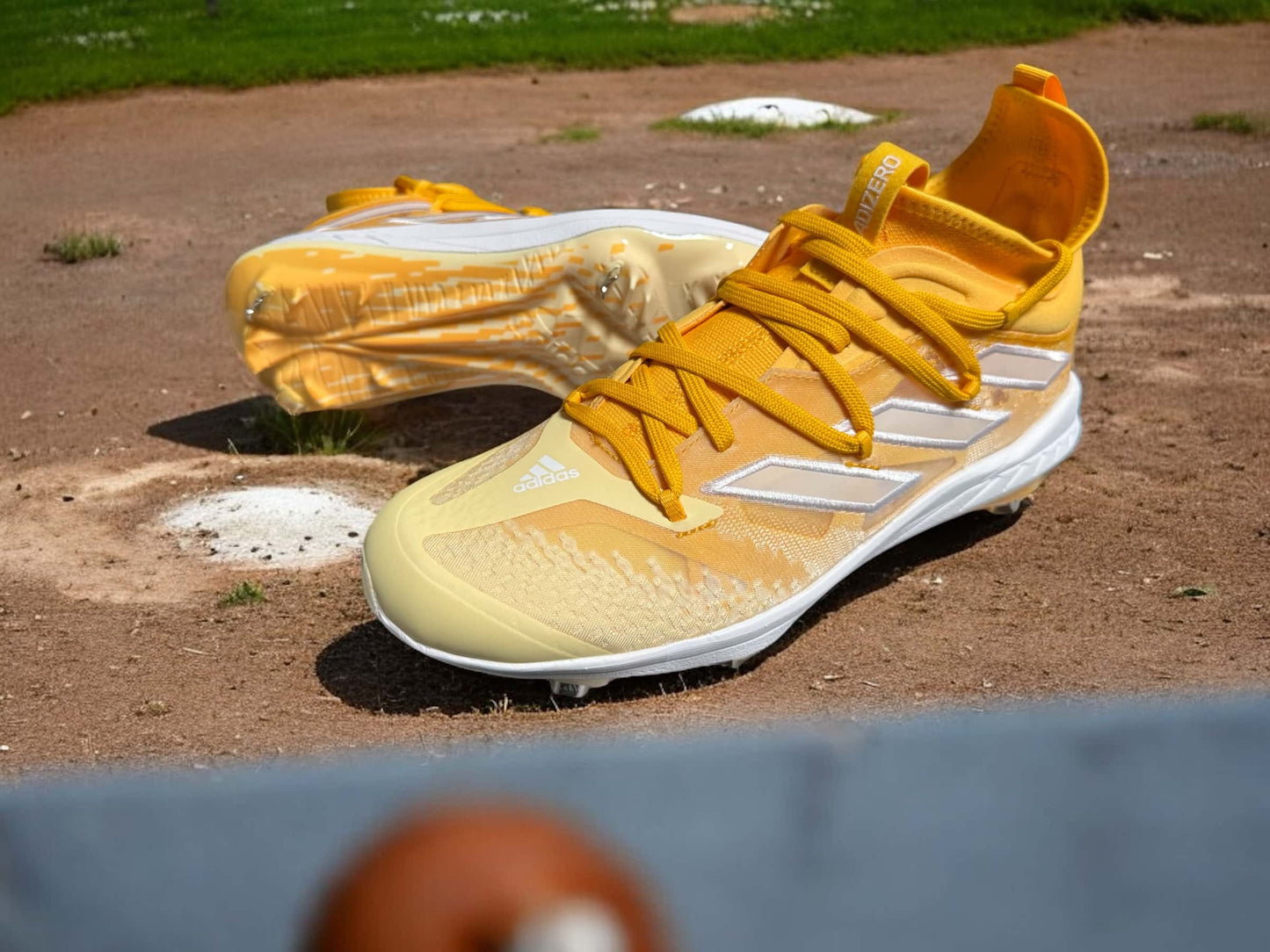 Zapato Adizero Afterburner amarillo, ultraligero y diseñado para velocidad, tracción y estilo en el béisbol.