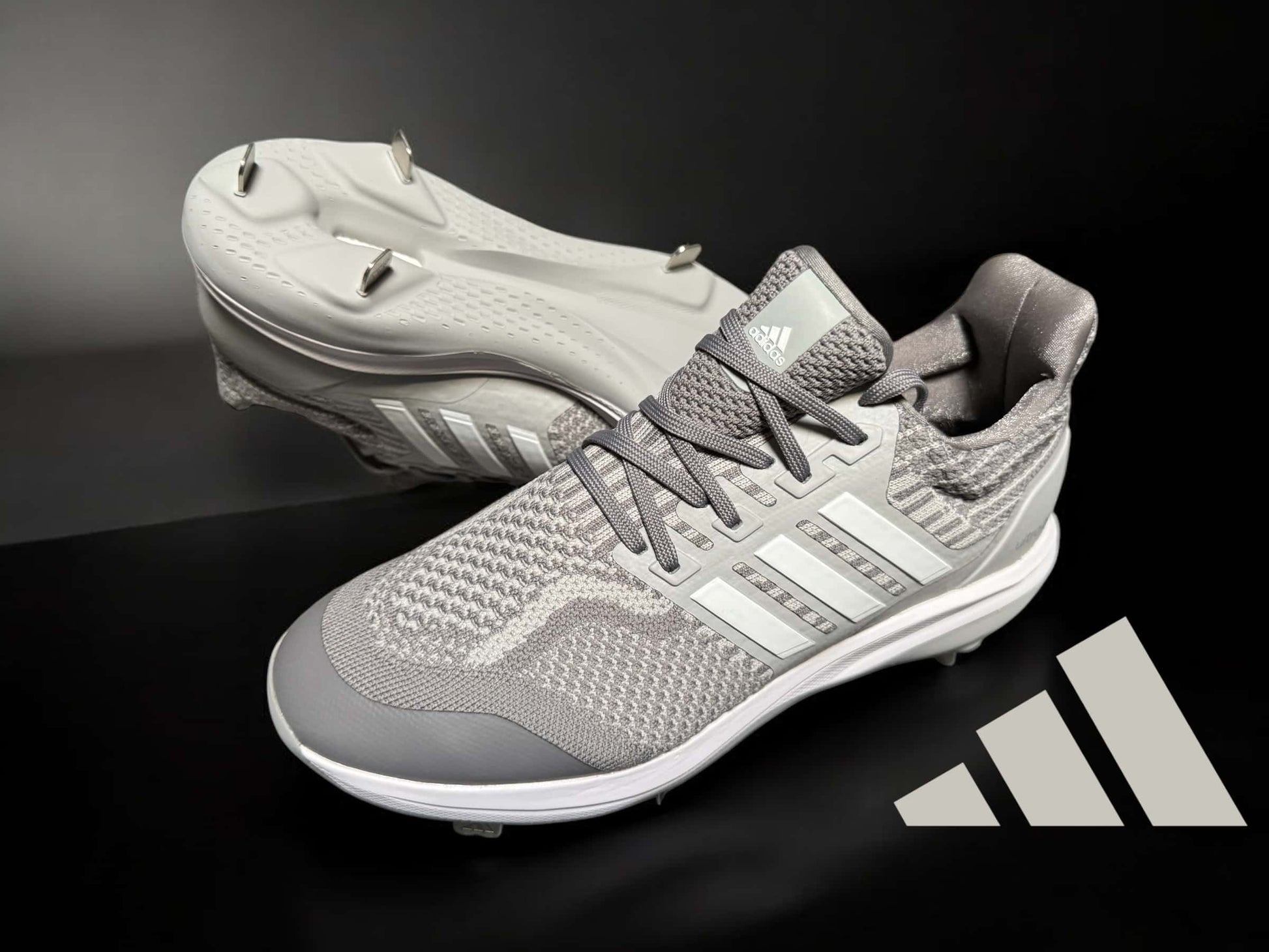 Tenis Adidas Ultra Boost DNA Metal en color gris, diseñados con tecnología Boost para comodidad y rendimiento deportivo.