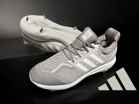Tenis Adidas Ultra Boost DNA Metal en color gris, diseñados con tecnología Boost para comodidad y rendimiento deportivo.
