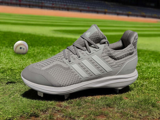 Tenis Adidas Ultra Boost DNA Metal en color gris, diseñados con tecnología Boost para comodidad y rendimiento deportivo.