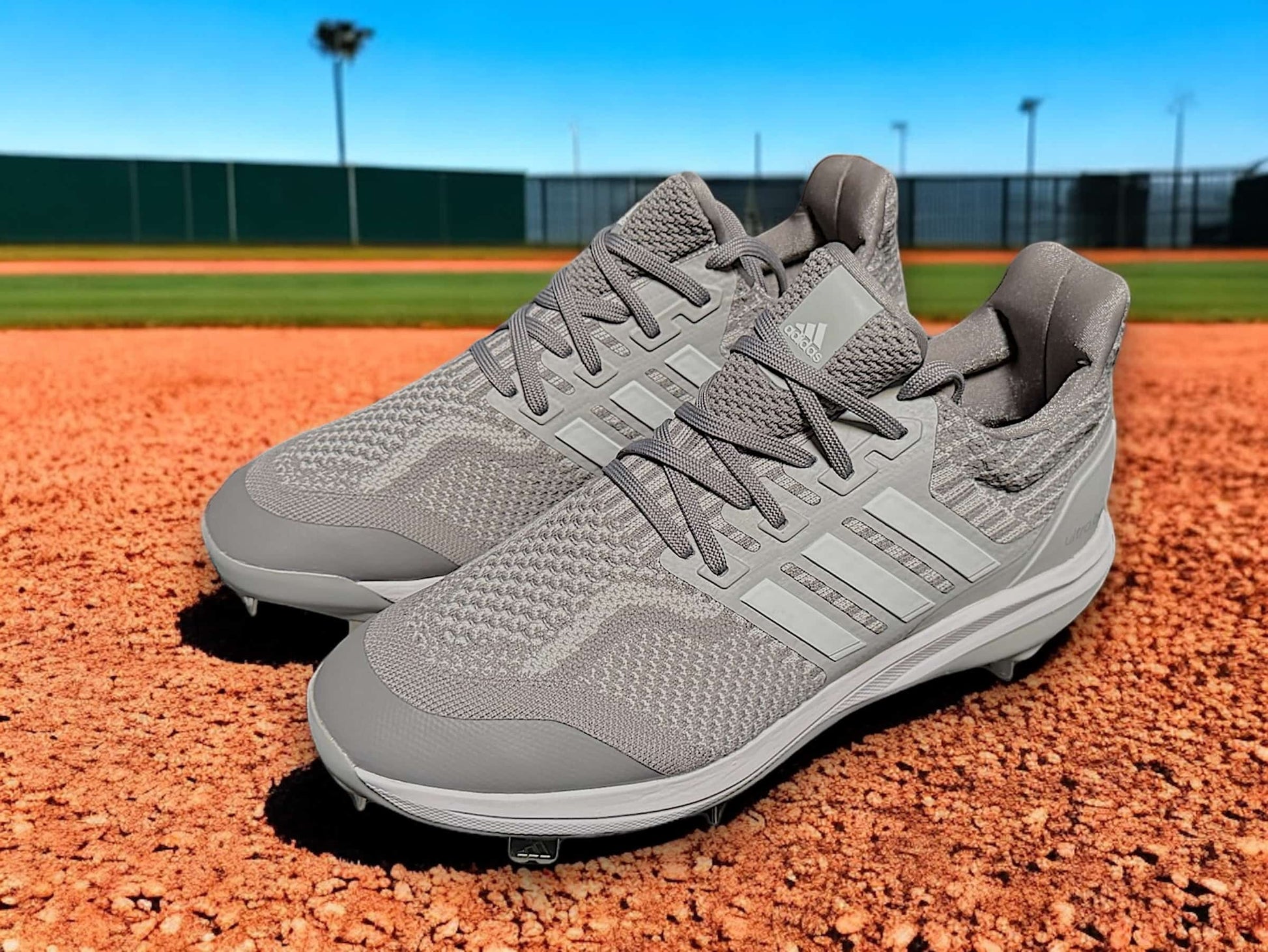 Tenis Adidas Ultra Boost DNA Metal en color gris, diseñados con tecnología Boost para comodidad y rendimiento deportivo.