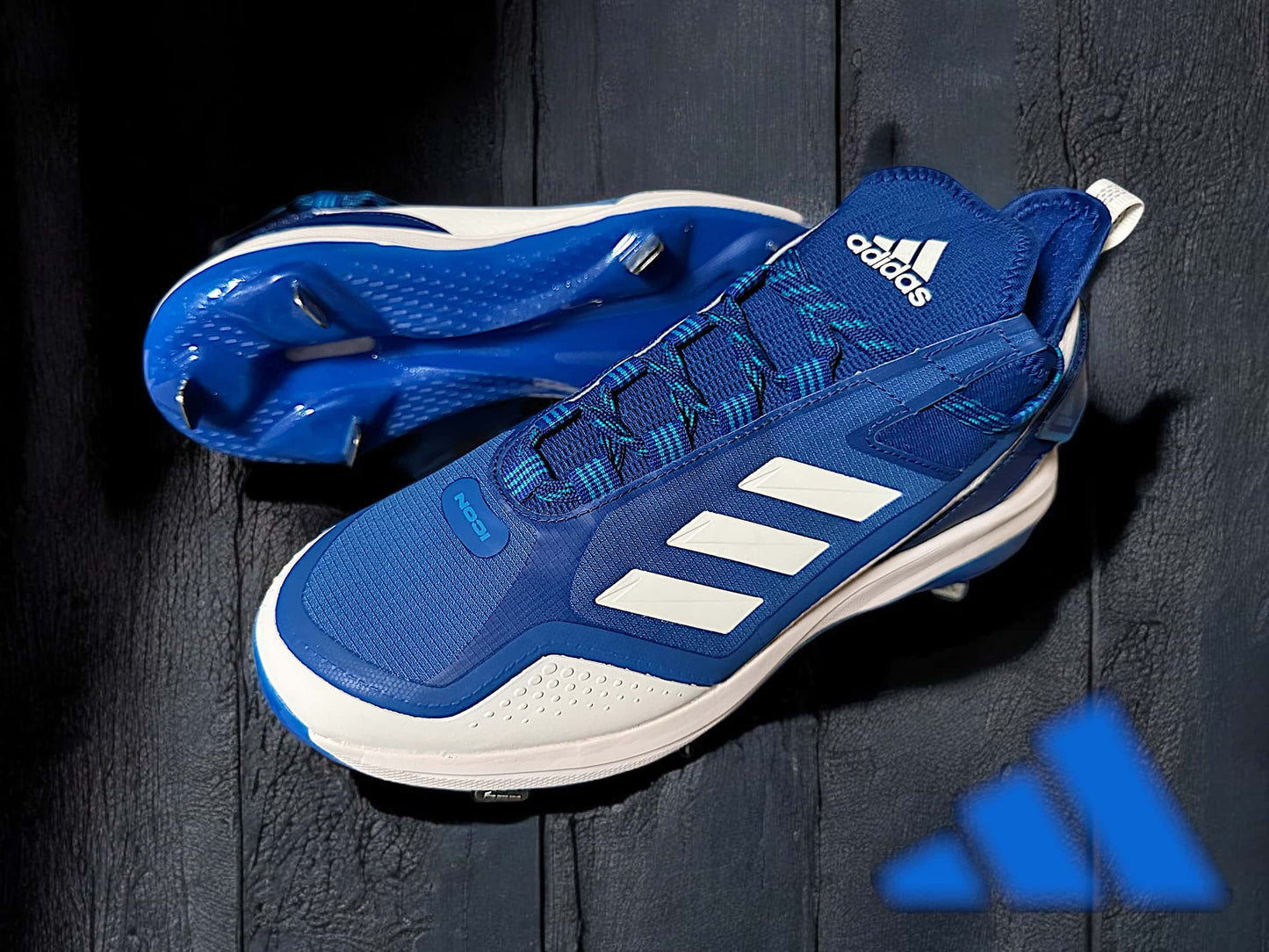 Zapato Adidas Icon 7 Boost Metal en color azul, diseñado para béisbol con tecnología Boost y suela metálica para tracción y rendimiento.