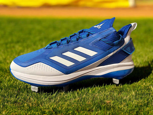Zapato Adidas Icon 7 Boost Metal en color azul, diseñado para béisbol con tecnología Boost y suela metálica para tracción y rendimiento.