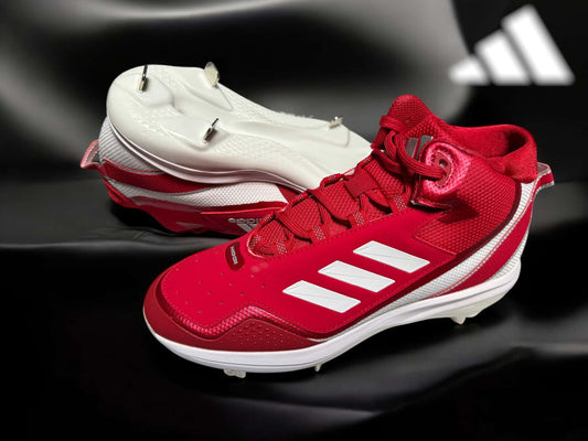 Zapato Adidas Icon Mid Metal en color rojo, diseñado para béisbol con soporte en el tobillo y suela metálica para tracción óptima