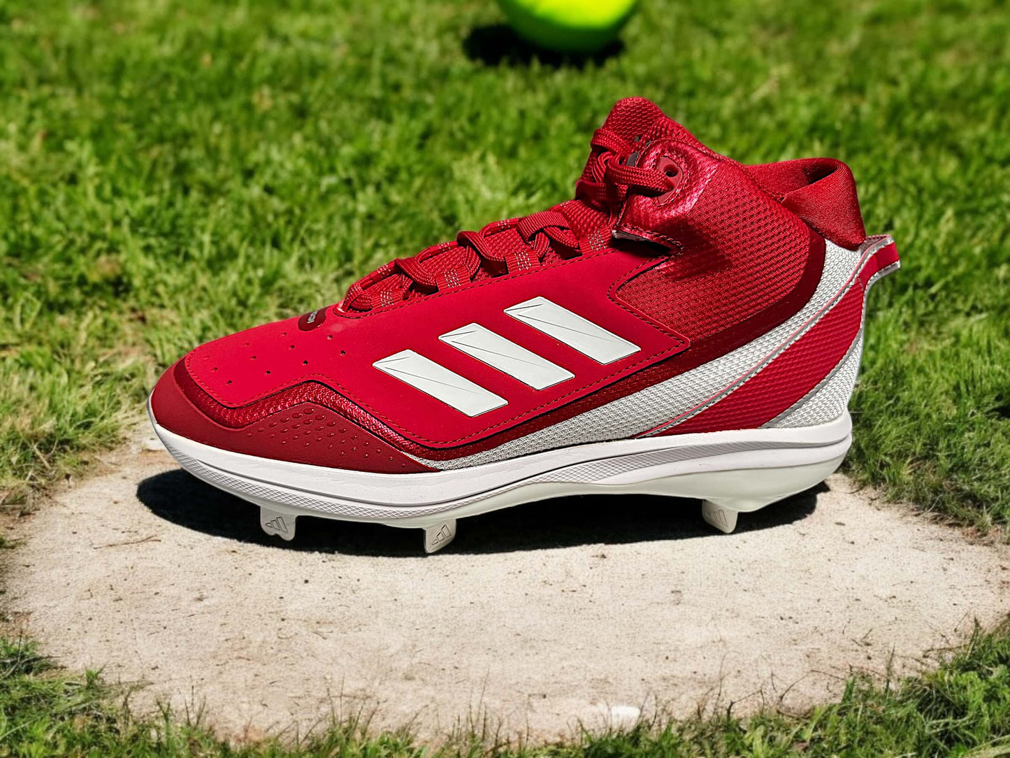 Zapato Adidas Icon Mid Metal en color rojo, diseñado para béisbol con soporte en el tobillo y suela metálica para tracción óptima