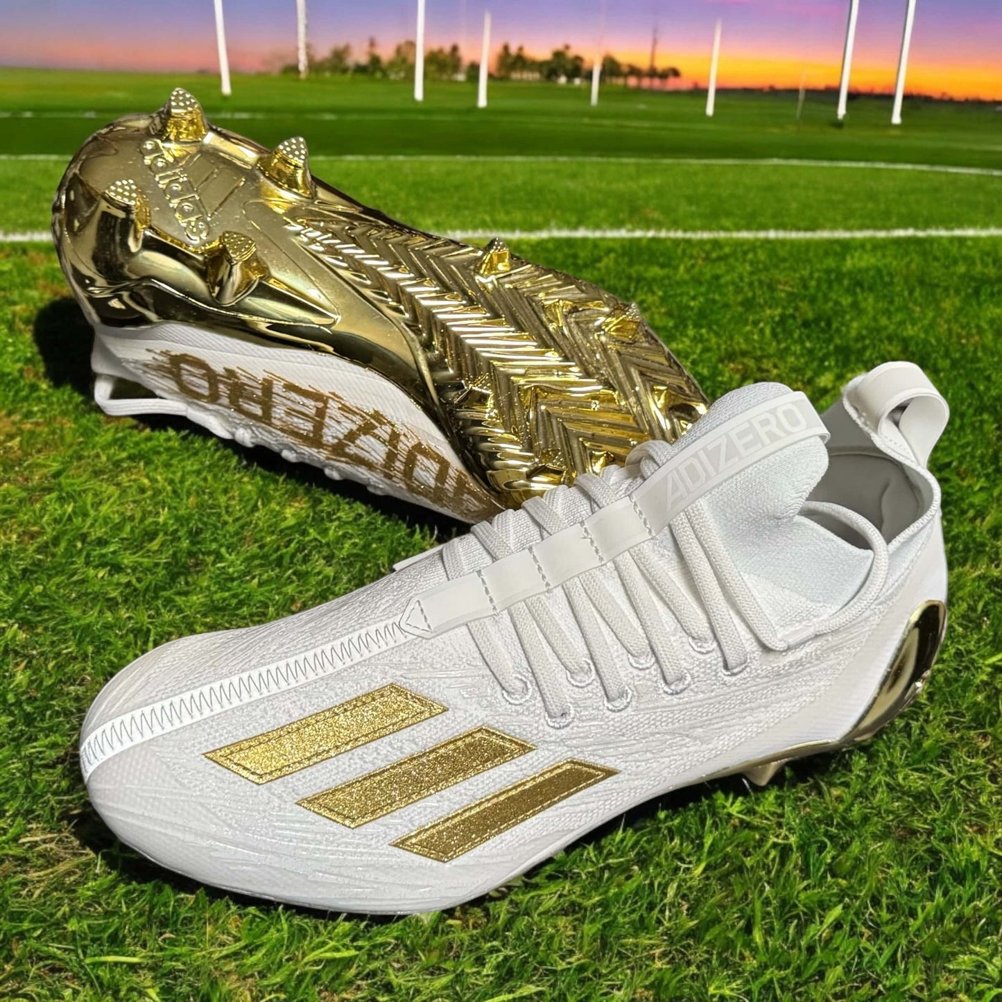 Zapato Adidas Adizero Primeknit blanco y dorado, diseñado para béisbol con tejido flexible y suela metálica para tracción superior.