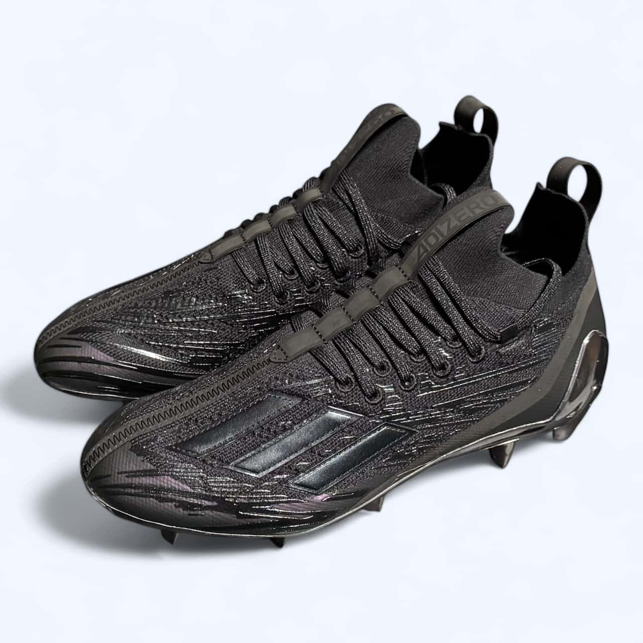 Zapato Adidas Adizero Primeknit negro, con tejido flexible y suela metálica, ideal para velocidad y tracción en el béisbol.