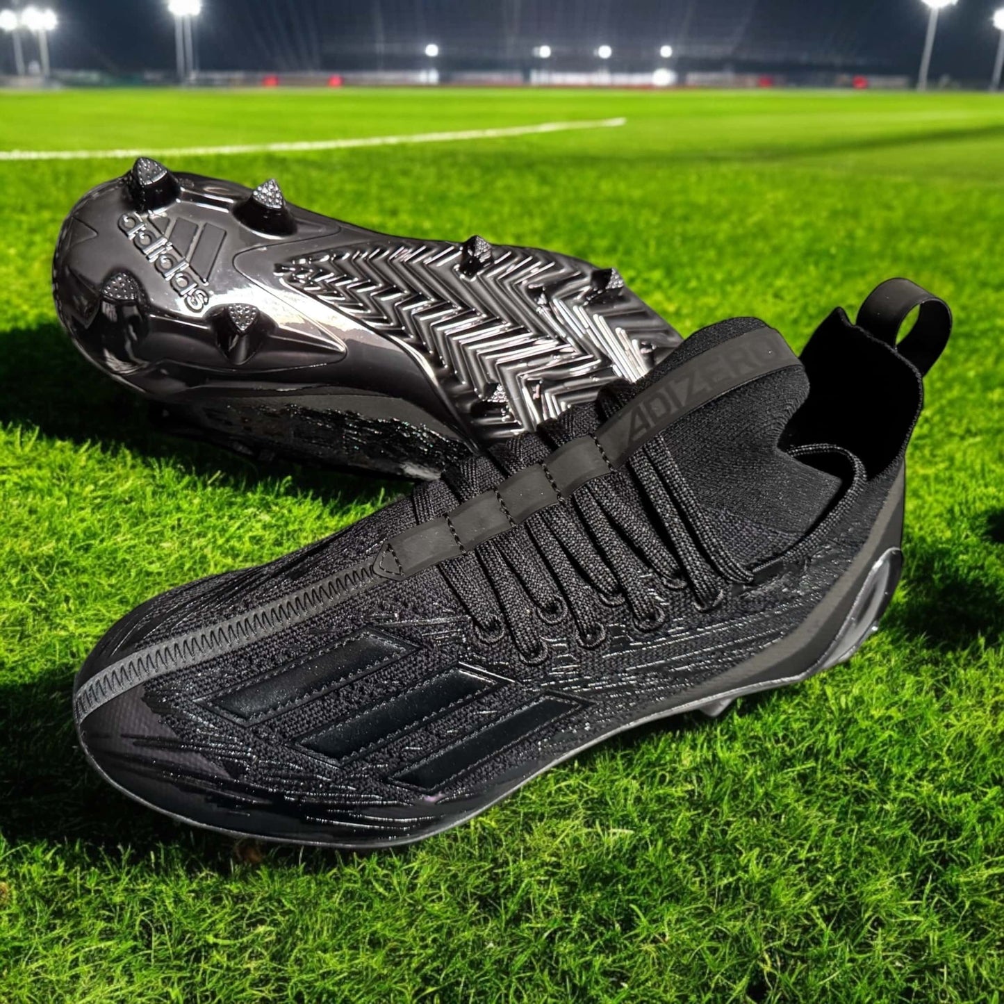 Zapato Adidas Adizero Primeknit negro, con tejido flexible y suela metálica, ideal para velocidad y tracción en el béisbol.
