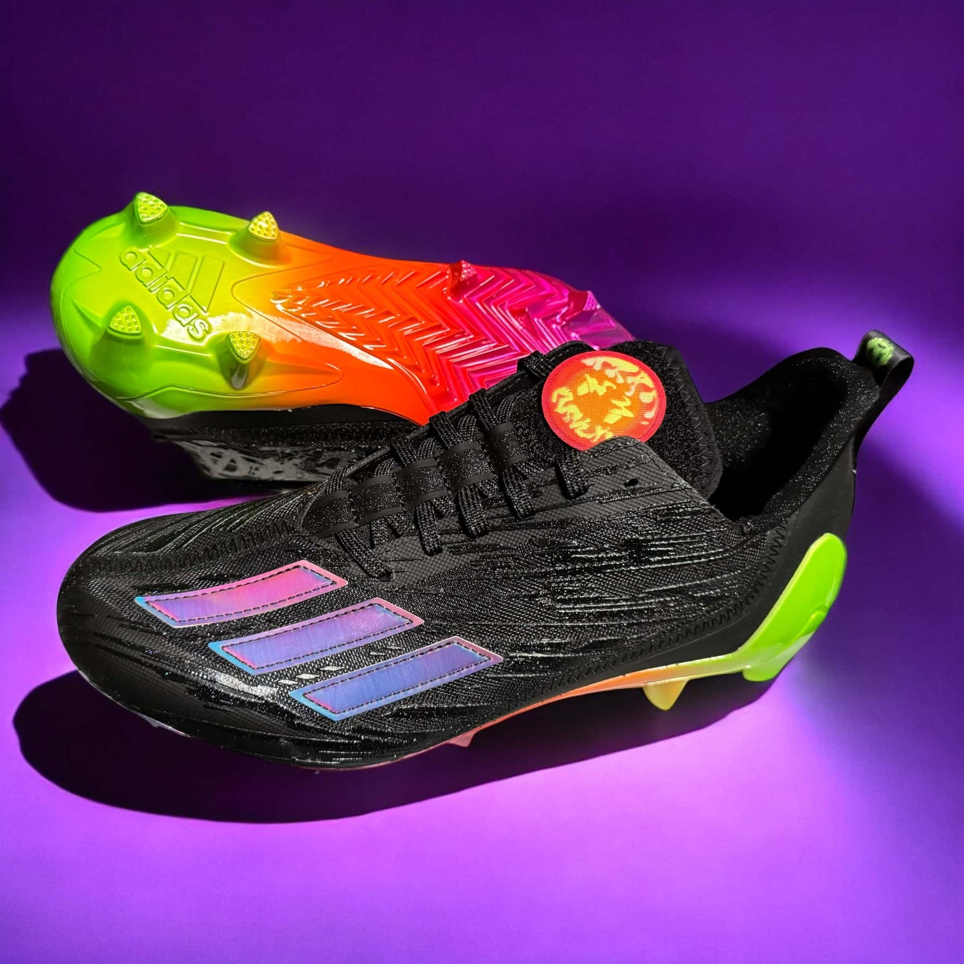 Zapato Adidas Adizero Emojis negro, diseñado para béisbol con gráficos de emojis y suela metálica para tracción superior