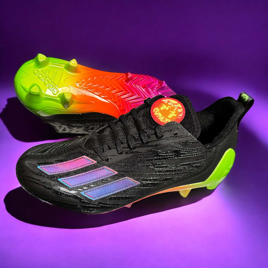 Zapato Adidas Adizero Emojis negro, diseñado para béisbol con gráficos de emojis y suela metálica para tracción superior