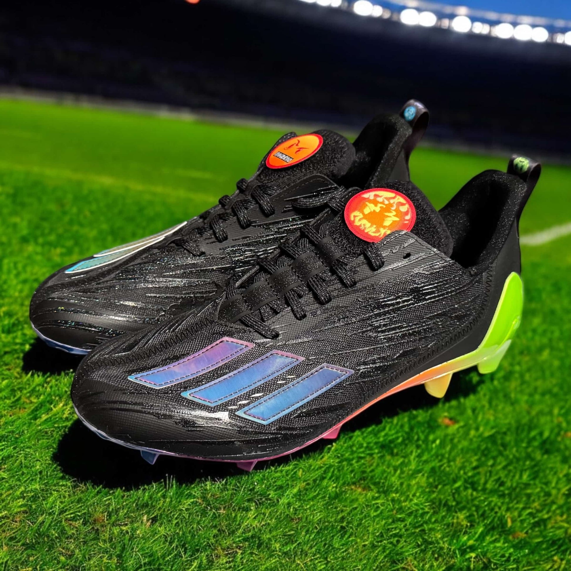 Zapato Adidas Adizero Emojis negro, diseñado para béisbol con gráficos de emojis y suela metálica para tracción superior