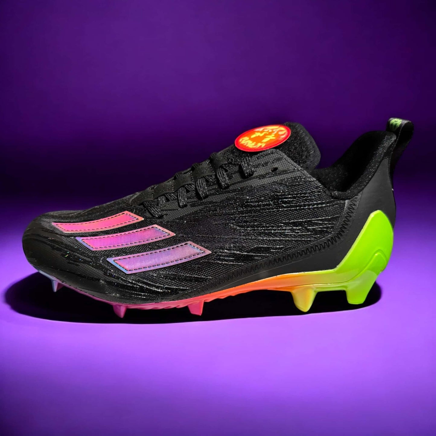 Zapato Adidas Adizero Emojis negro, diseñado para béisbol con gráficos de emojis y suela metálica para tracción superior