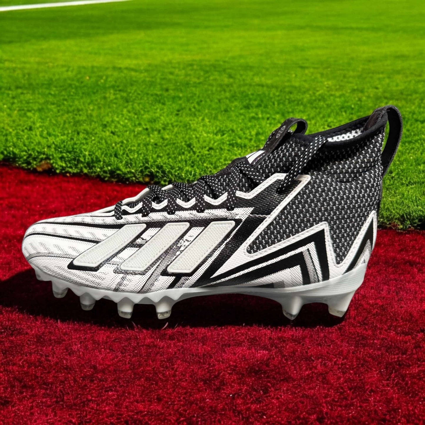 Zapato Adidas Freak In Line blanco y negro, diseñado para rendimiento y tracción óptima en deportes competitivos