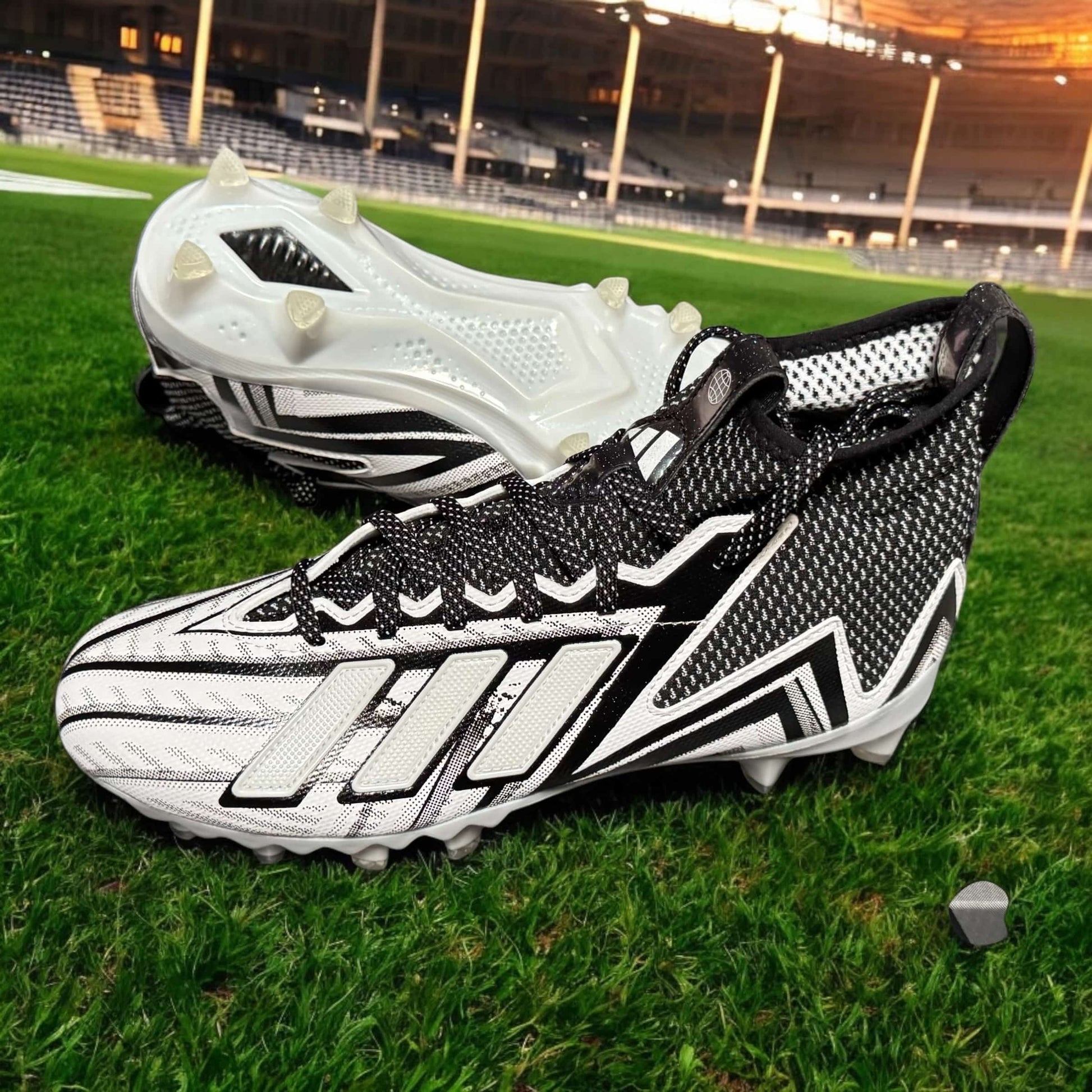 Zapato Adidas Freak In Line blanco y negro, diseñado para rendimiento y tracción óptima en deportes competitivos