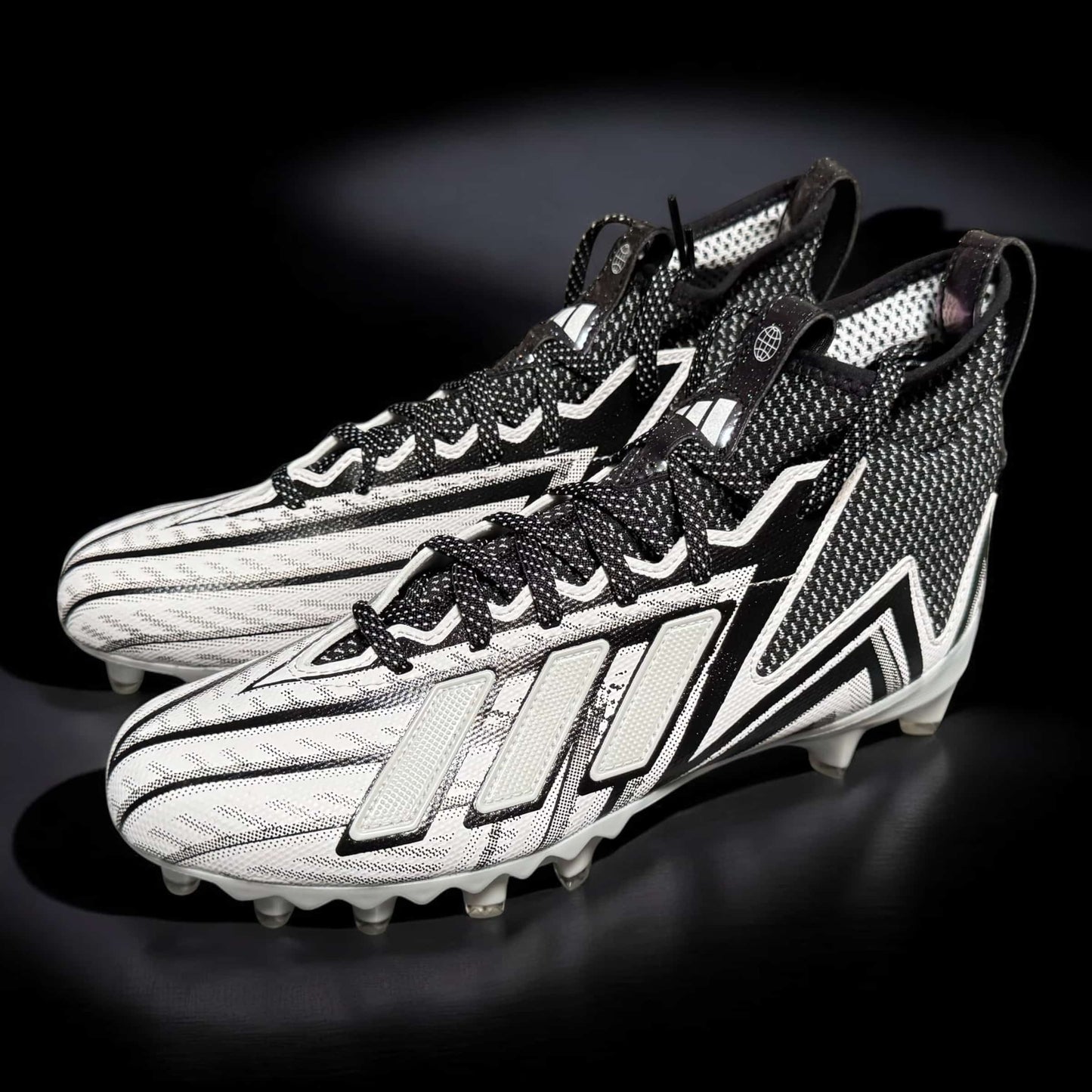 Zapato Adidas Freak In Line blanco y negro, diseñado para rendimiento y tracción óptima en deportes competitivos