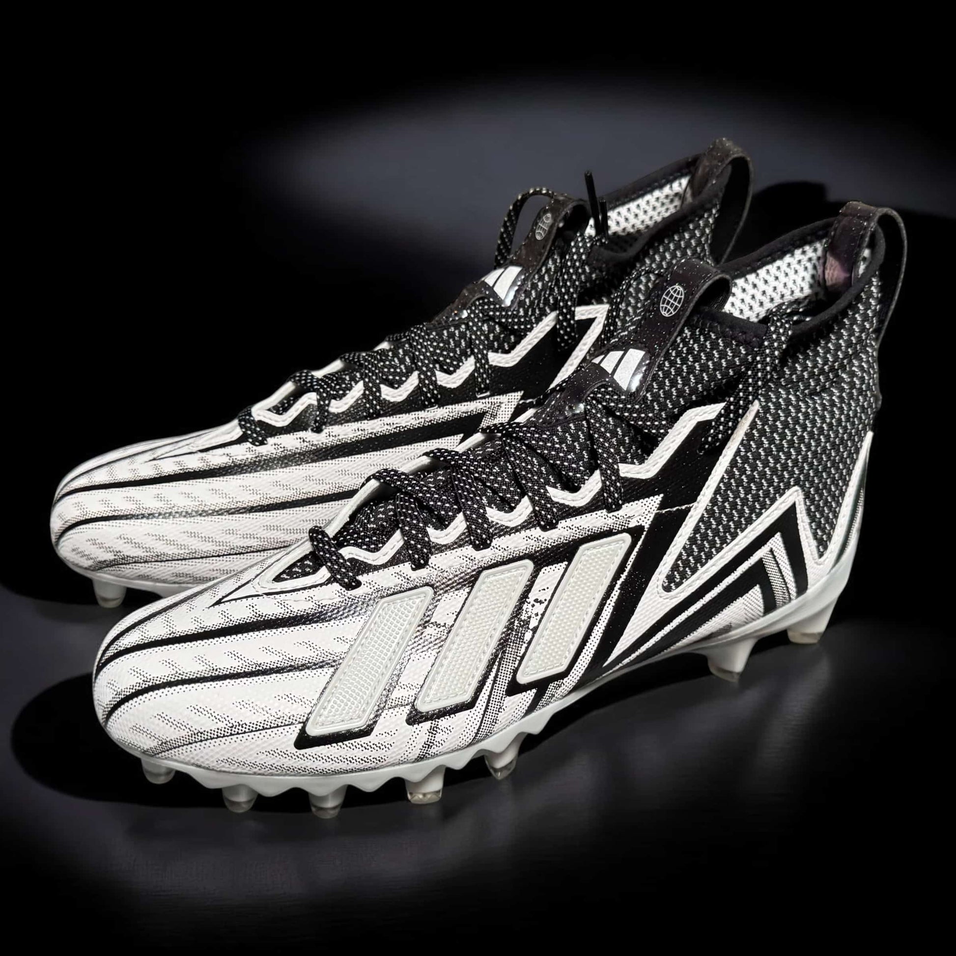 Zapato Adidas Freak In Line blanco y negro, diseñado para rendimiento y tracción óptima en deportes competitivos