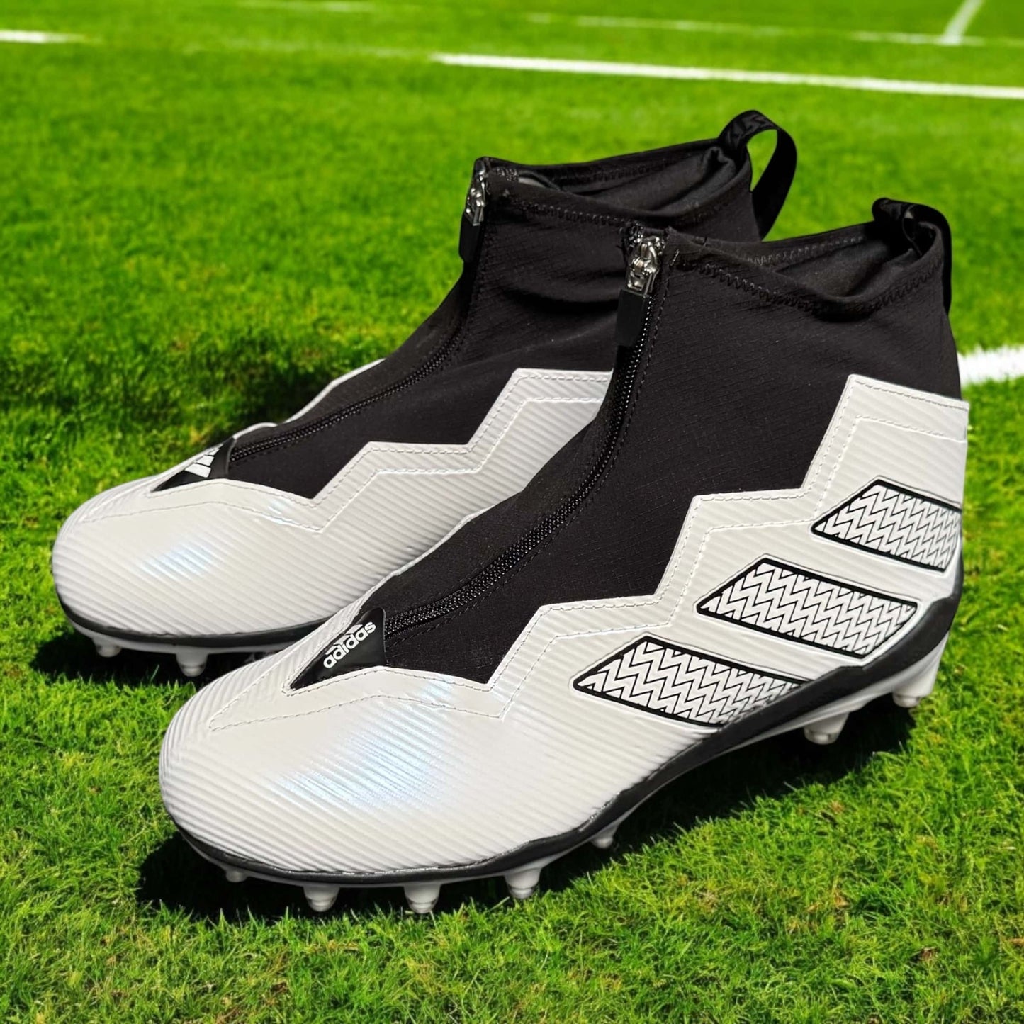 Zapato Adidas Nasty 2.0 con diseño resistente y suela de tracción, ideal para deportes de alto rendimiento