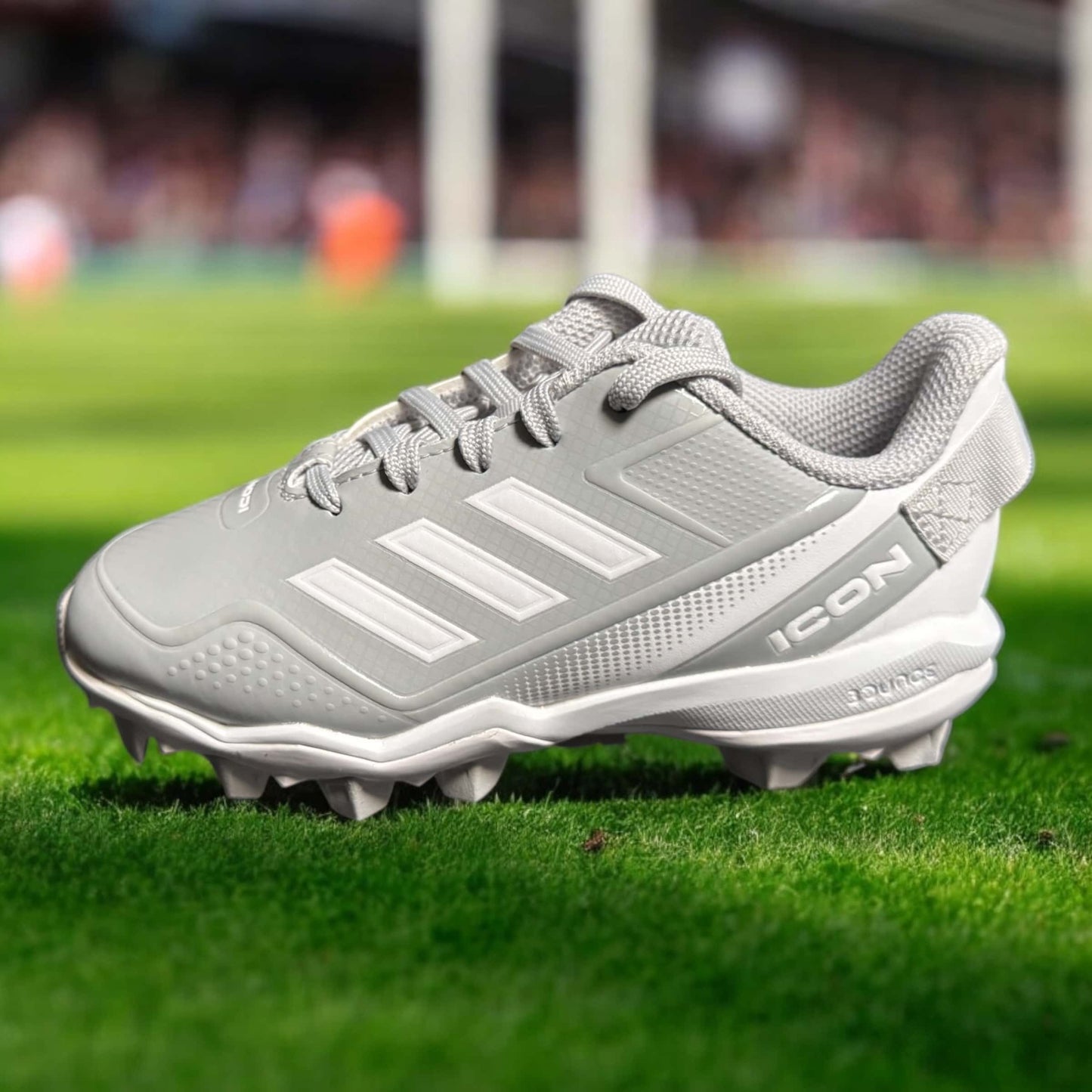 Zapato Adidas Freak In Line blanco y negro, diseñado para rendimiento y tracción óptima en deportes competitivos