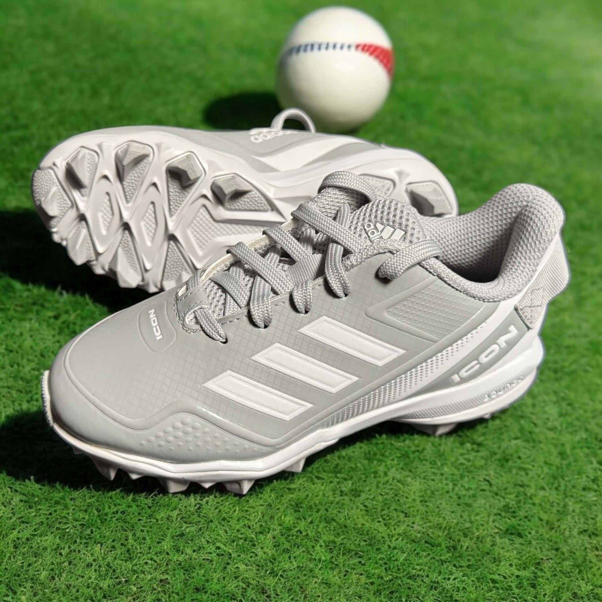 Zapato Adidas Freak In Line blanco y negro, diseñado para rendimiento y tracción óptima en deportes competitivos