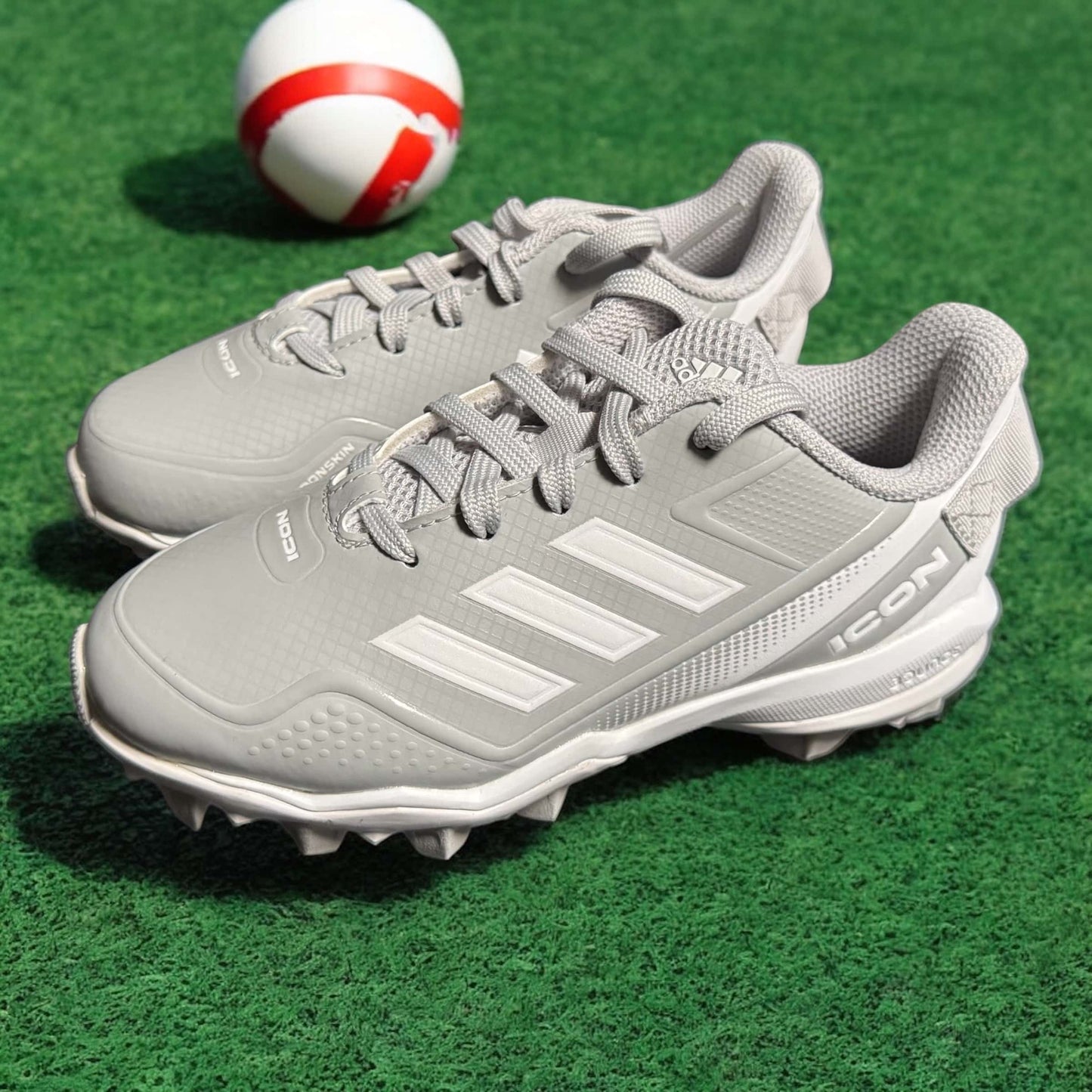 Zapato Adidas Freak In Line blanco y negro, diseñado para rendimiento y tracción óptima en deportes competitivos