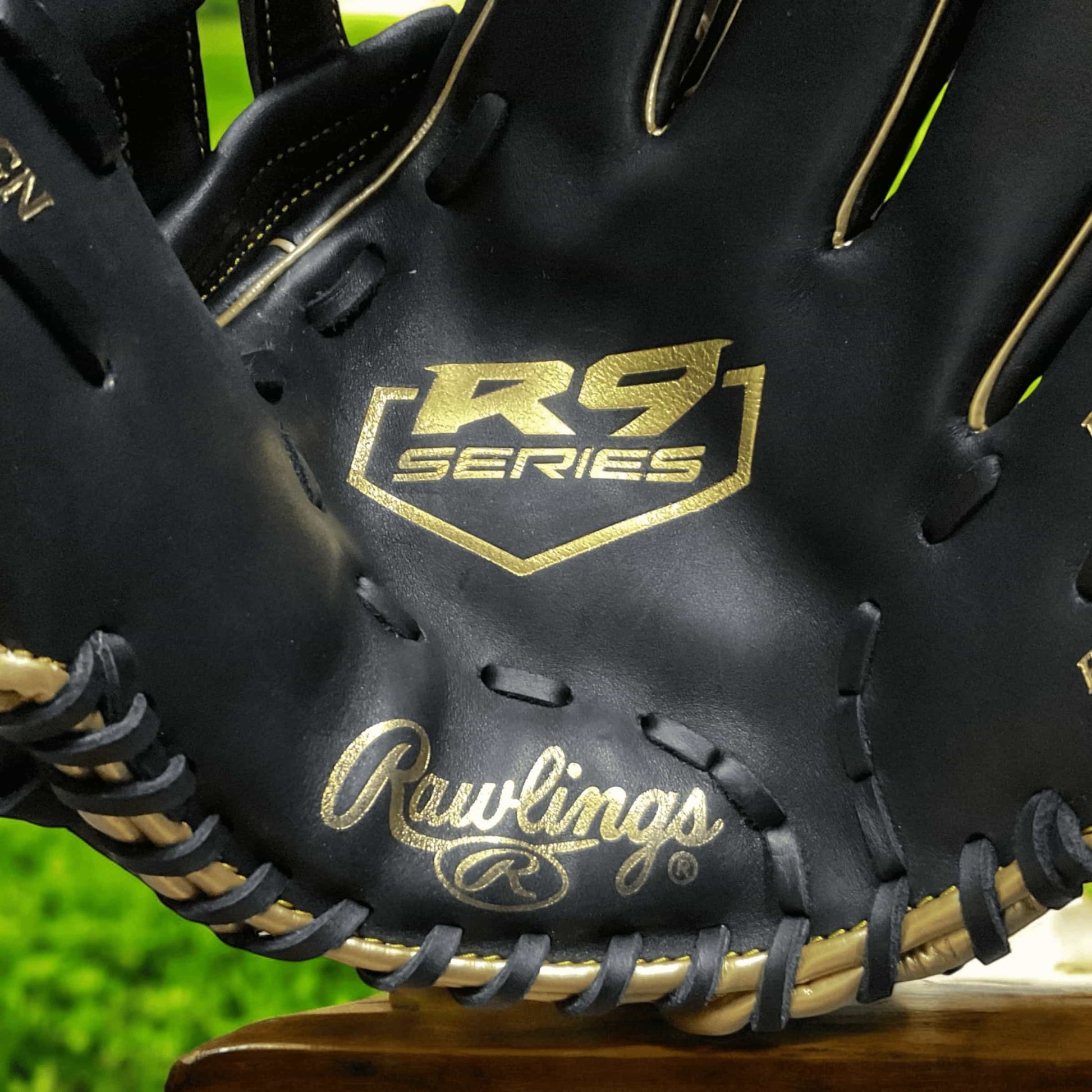 Guante Rawlings Fielder de 12.75 pulgadas para lanzador derecho, diseñado para versatilidad, alcance y comodidad en el campo de béisbol