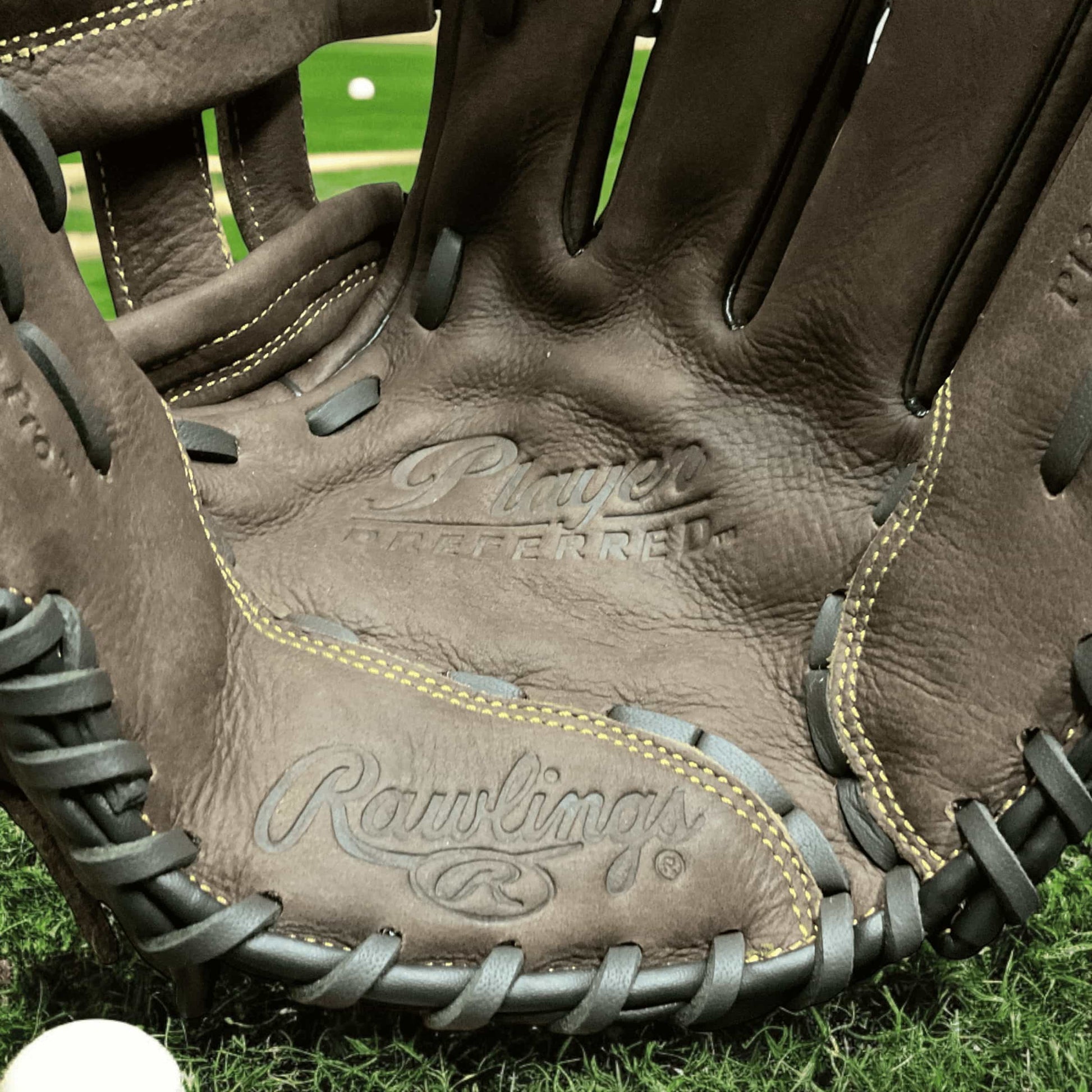 Guante de béisbol Rawlings Fielder de 13 pulgadas para lanzador derecho, diseñado para mayor control y comodidad en el campo
