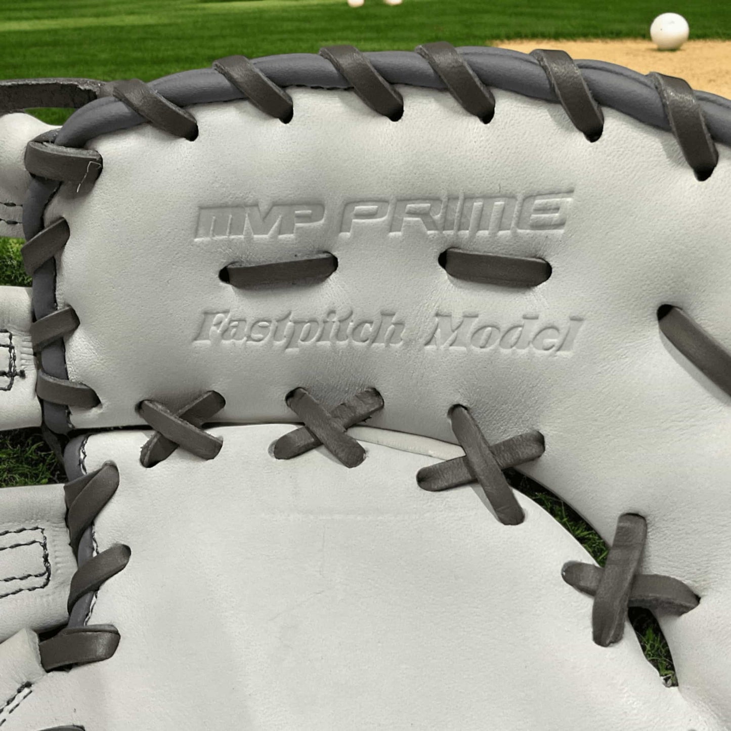 Guante Mizuno MVP Prime Newman de 13" para primera base y lanzador derecho, con diseño duradero y cómodo para un control superior en el campo