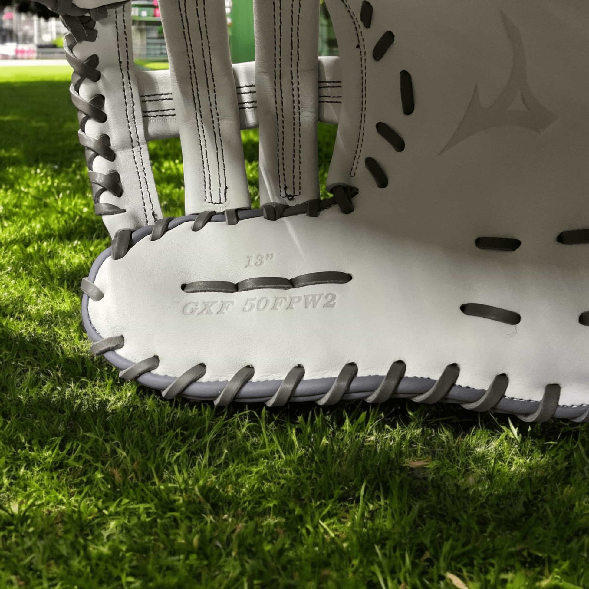 Guante Mizuno MVP Prime Newman de 13" para primera base y lanzador derecho, con diseño duradero y cómodo para un control superior en el campo