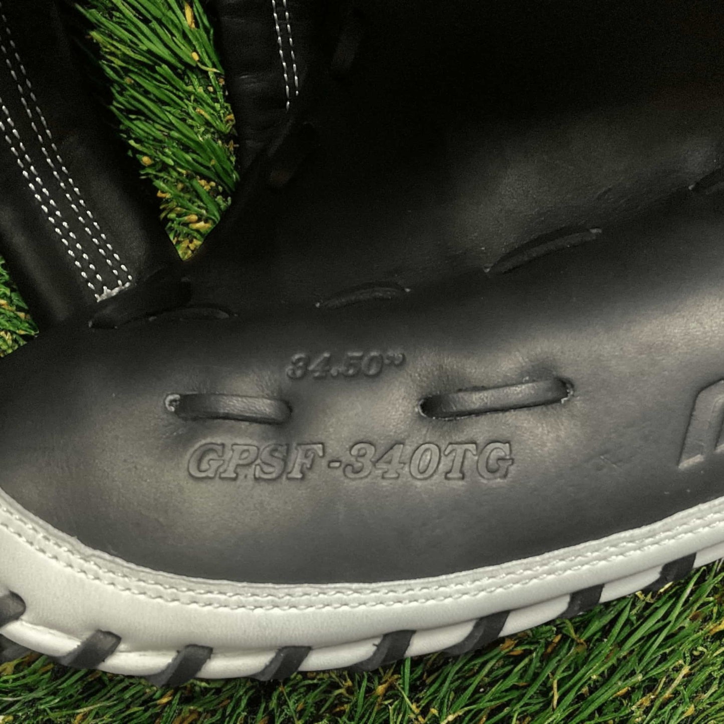 Mascota Mizuno Pro Select Catcher 34.5", diseñada para ofrecer comodidad, durabilidad y alto rendimiento con un ajuste seguro y protección óptima para receptores