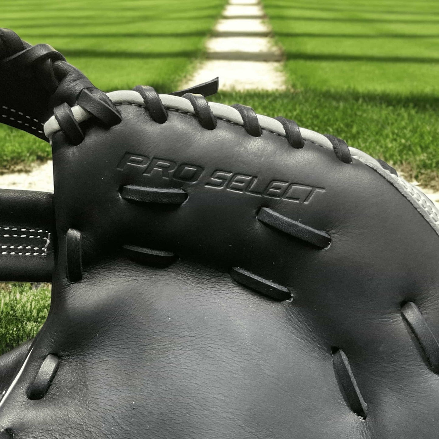 Mascota Mizuno Pro Select Catcher 34.5", diseñada para ofrecer comodidad, durabilidad y alto rendimiento con un ajuste seguro y protección óptima para receptores