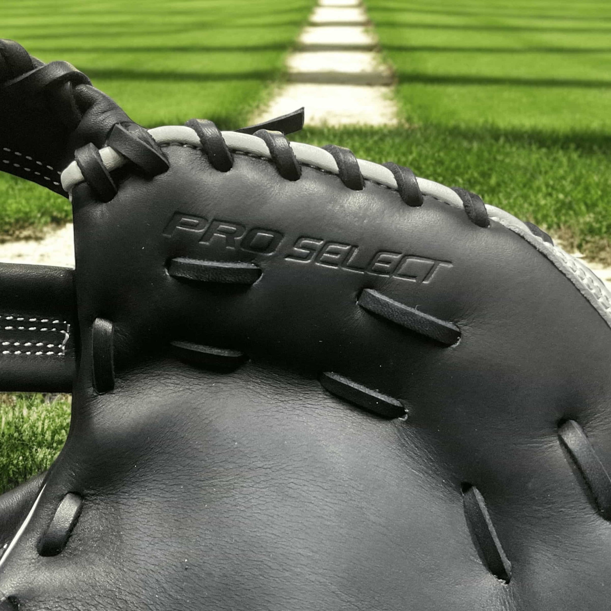 Mascota Mizuno Pro Select Catcher 34.5", diseñada para ofrecer comodidad, durabilidad y alto rendimiento con un ajuste seguro y protección óptima para receptores