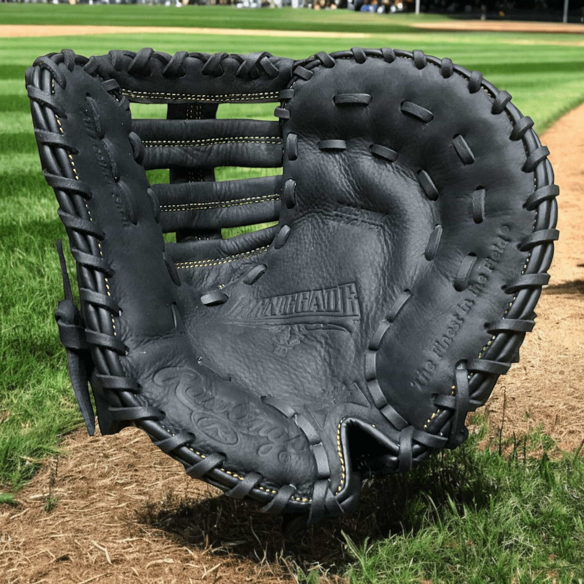 Mascota Rawlings Newman de 11.5" para primera base y lanzador derecho, con diseño compacto y bolsillo amplio para un control óptimo.