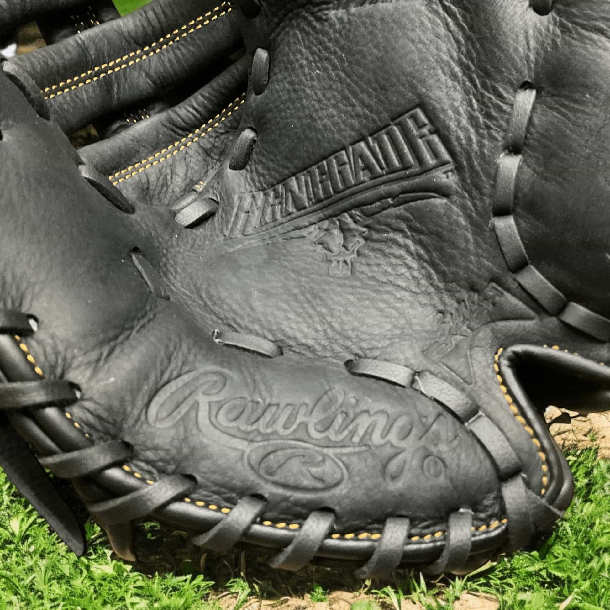 Mascota Rawlings Newman de 11.5" para primera base y lanzador derecho, con diseño compacto y bolsillo amplio para un control óptimo.