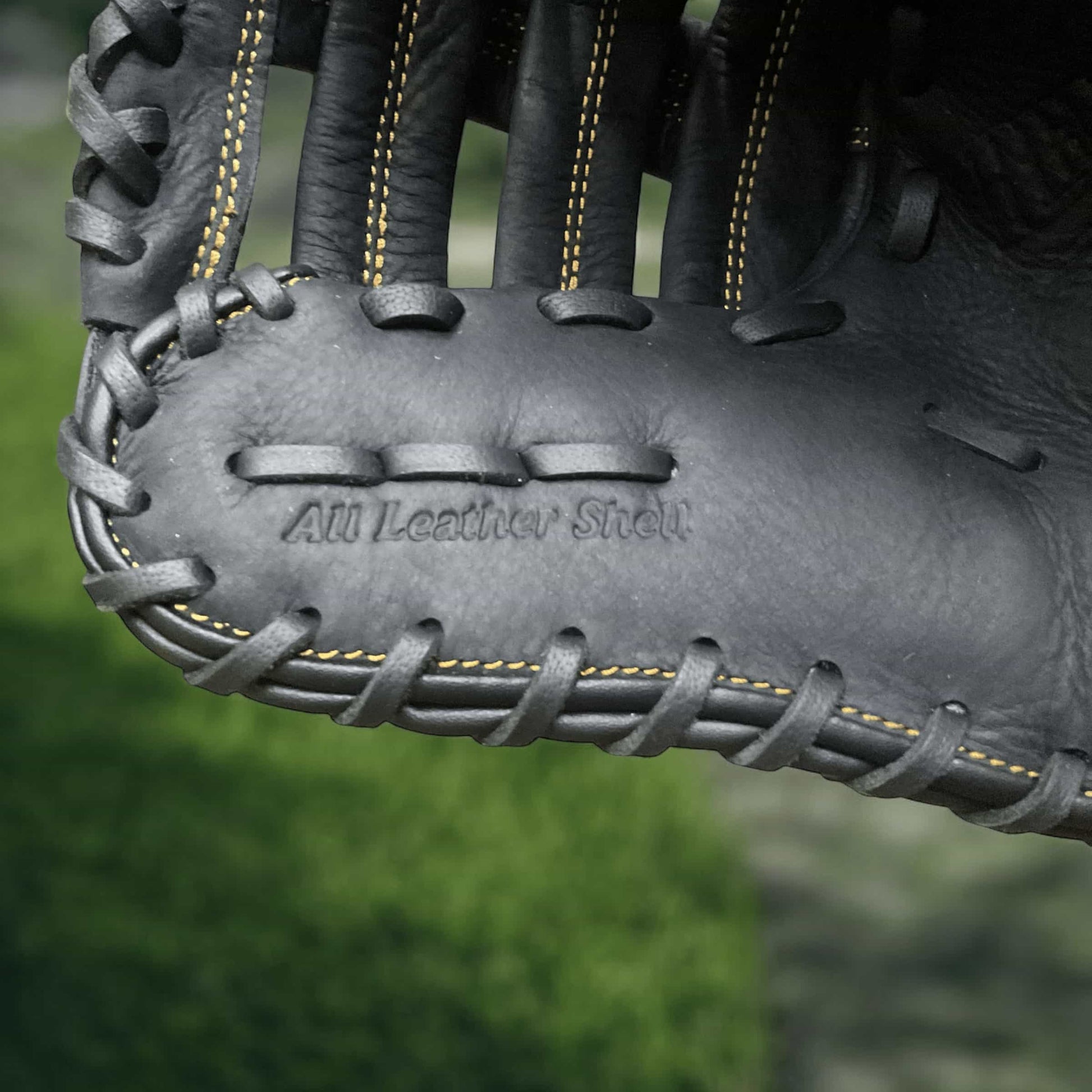 Mascota Rawlings Newman de 11.5" para primera base y lanzador derecho, con diseño compacto y bolsillo amplio para un control óptimo.