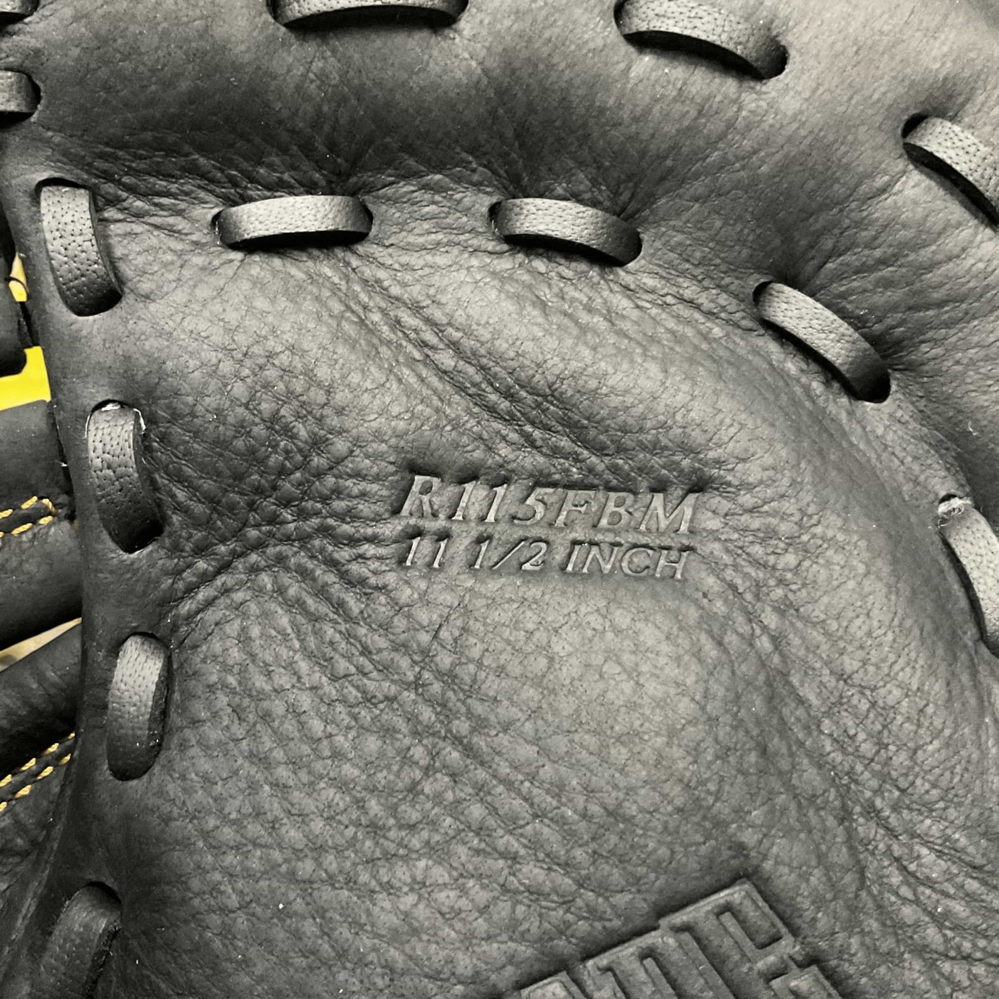 Mascota Rawlings Newman de 11.5" para primera base y lanzador derecho, con diseño compacto y bolsillo amplio para un control óptimo.