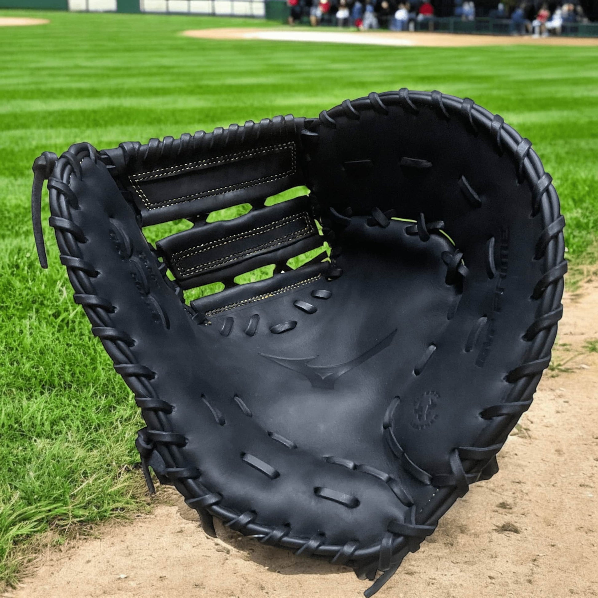 Mascota Mizuno Newman de 12.5" para primera base y lanzador derecho, con diseño resistente y bolsillo amplio para mejor control en el juego