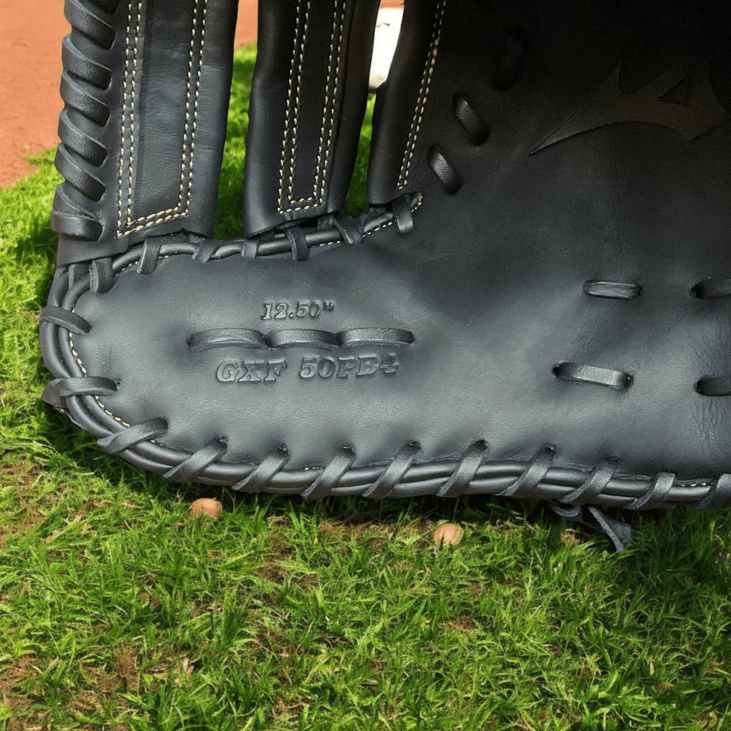 Mascota Mizuno Newman de 12.5" para primera base y lanzador derecho, con diseño resistente y bolsillo amplio para mejor control en el juego