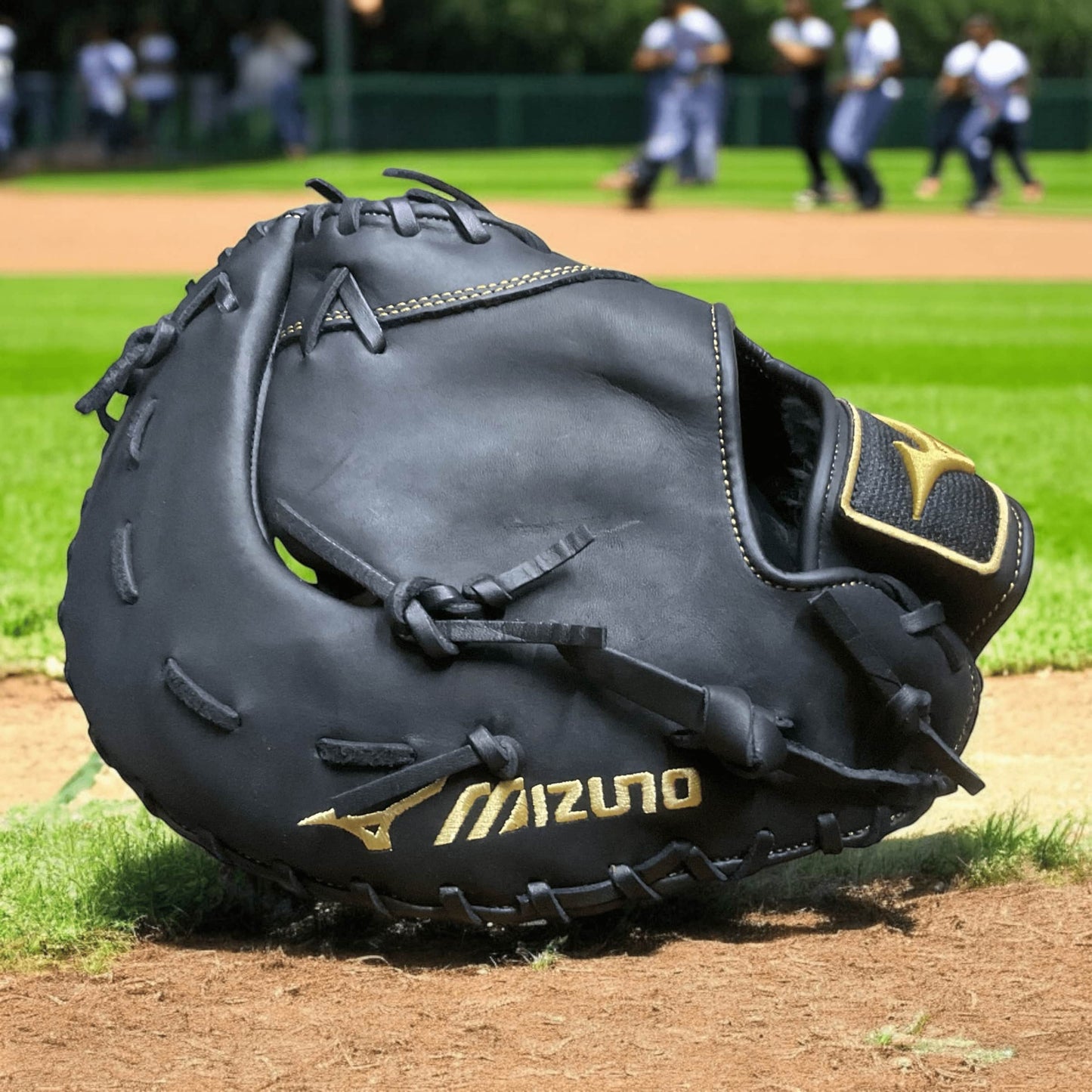 Mascota Mizuno Newman de 12.5" para primera base y lanzador derecho, con diseño resistente y bolsillo amplio para mejor control en el juego
